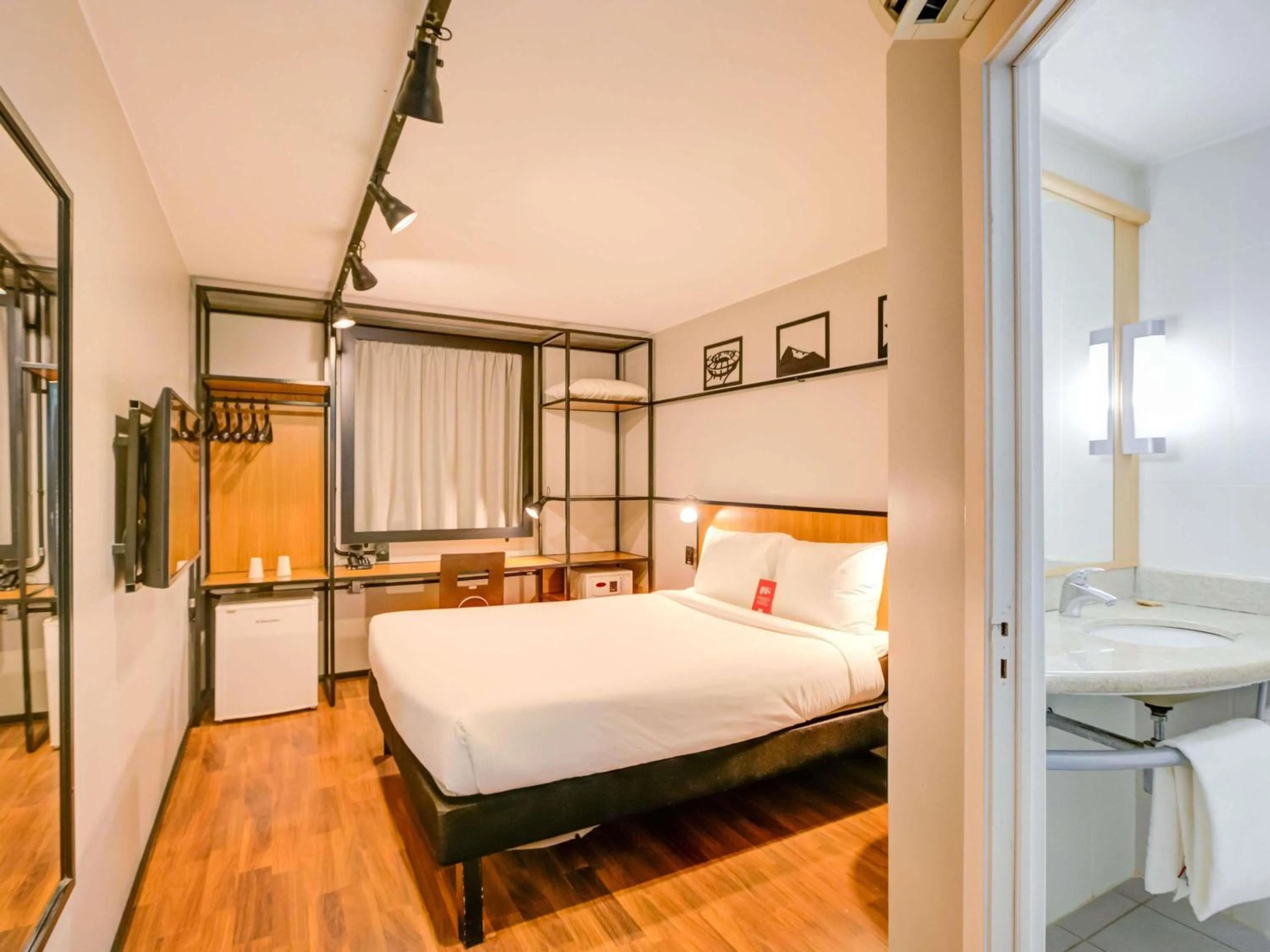 Bedroom, Bed in ibis Copacabana Posto 2