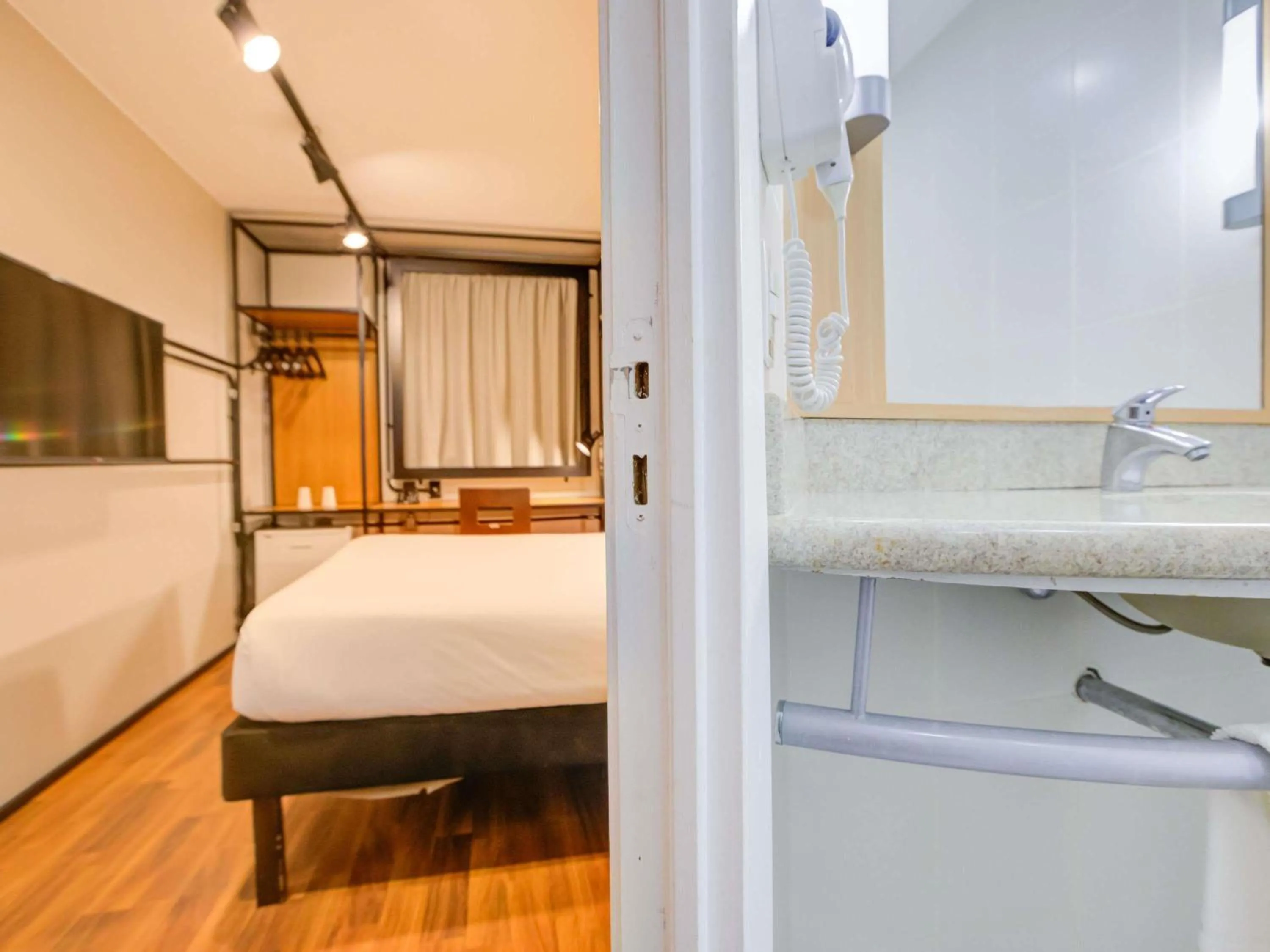 Bathroom, Bed in ibis Copacabana Posto 2