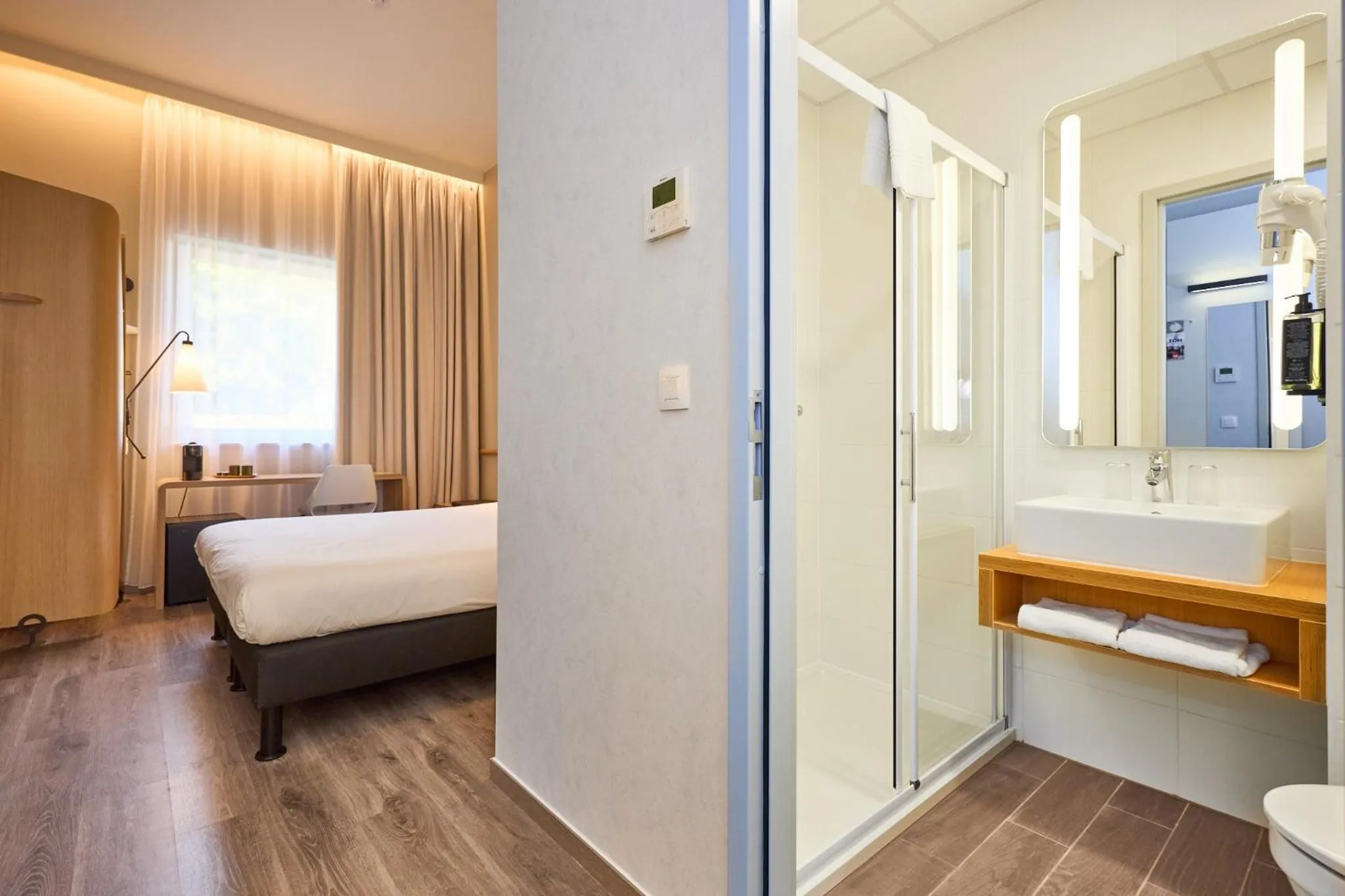 Bedroom, Bed in ibis De Haan