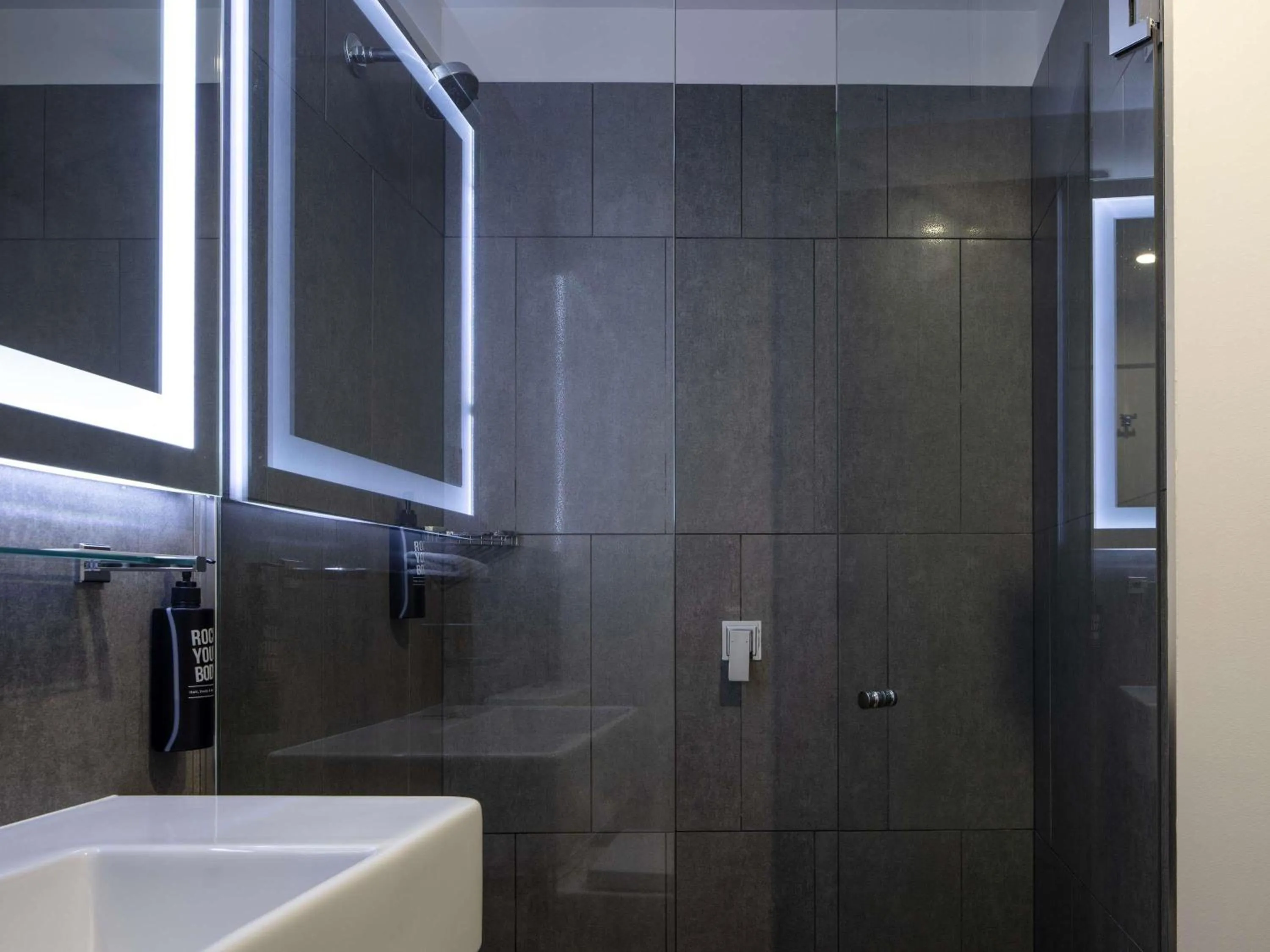 Bedroom in ibis Styles Brisbane Elizabeth Street