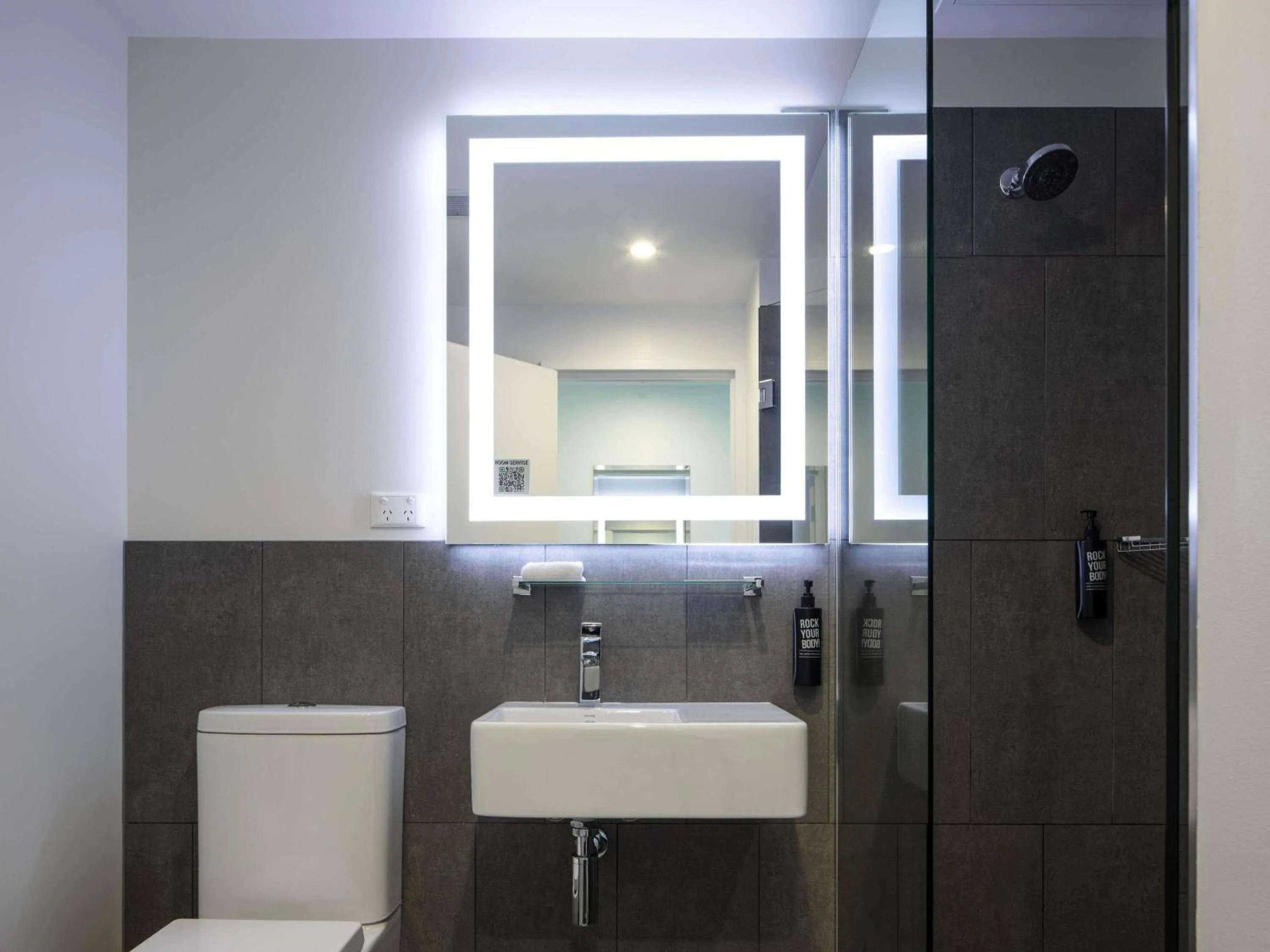 Bedroom in ibis Styles Brisbane Elizabeth Street