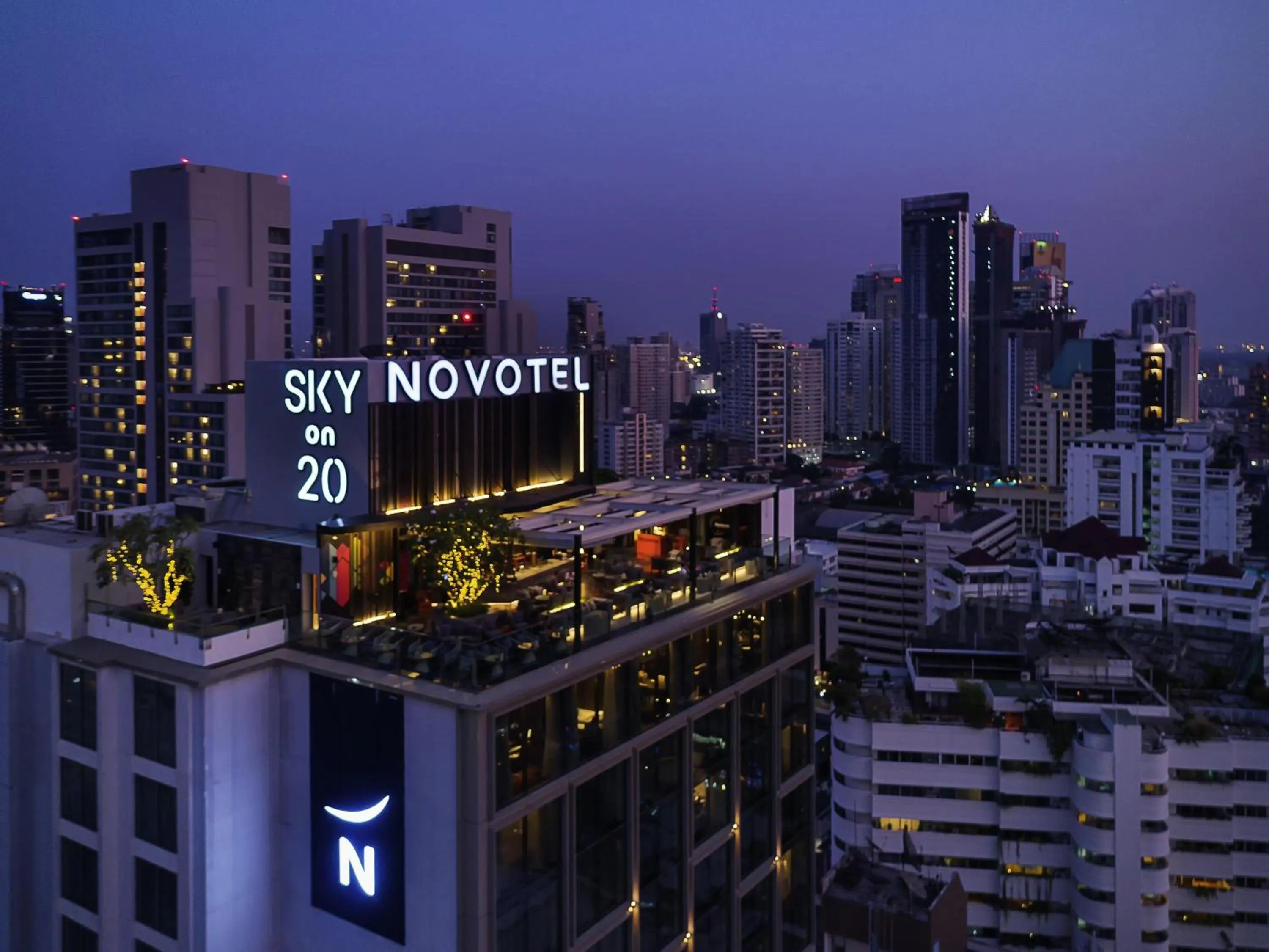 Lounge or bar in Novotel Bangkok Sukhumvit 20