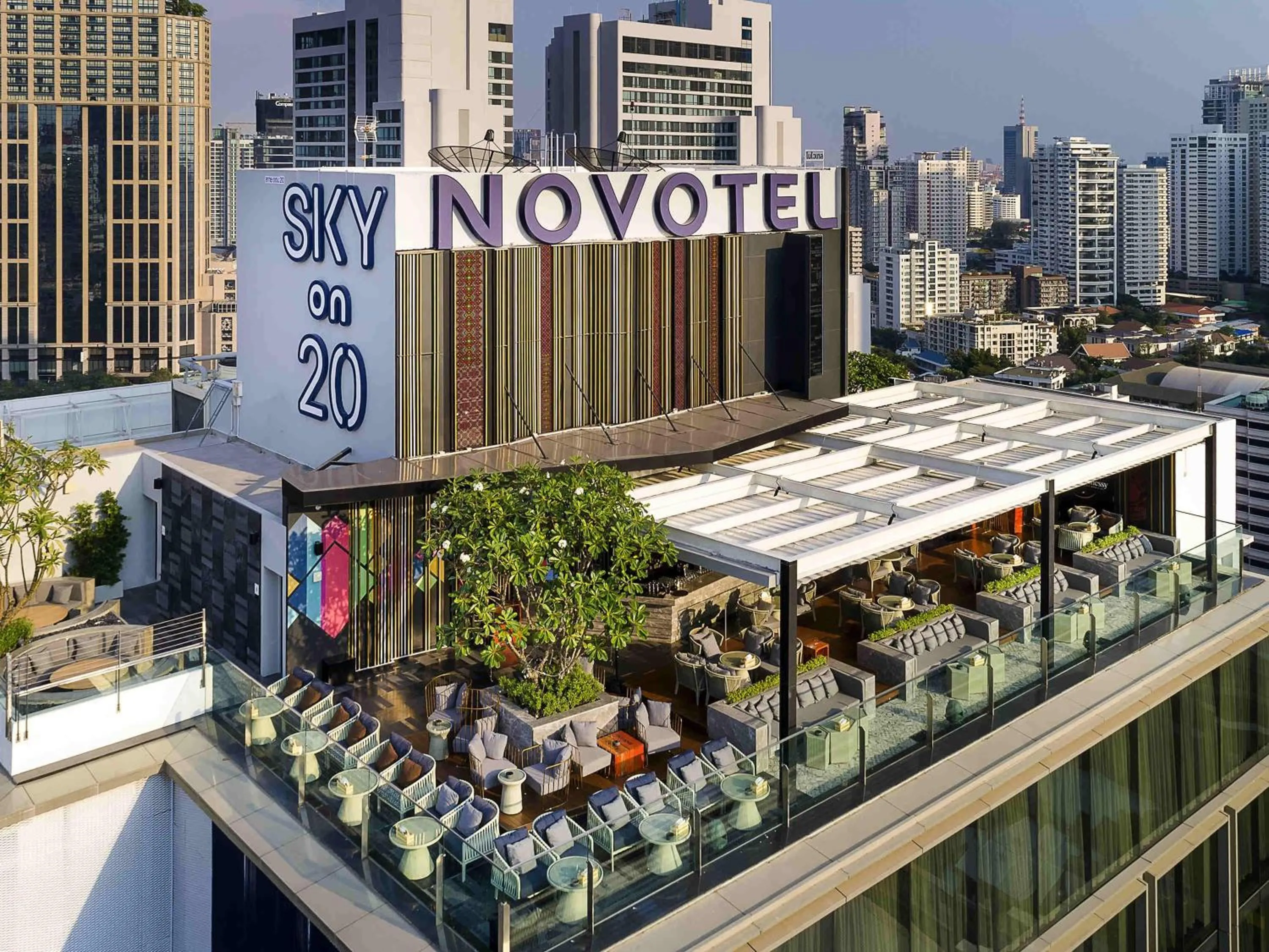 Lounge or bar in Novotel Bangkok Sukhumvit 20