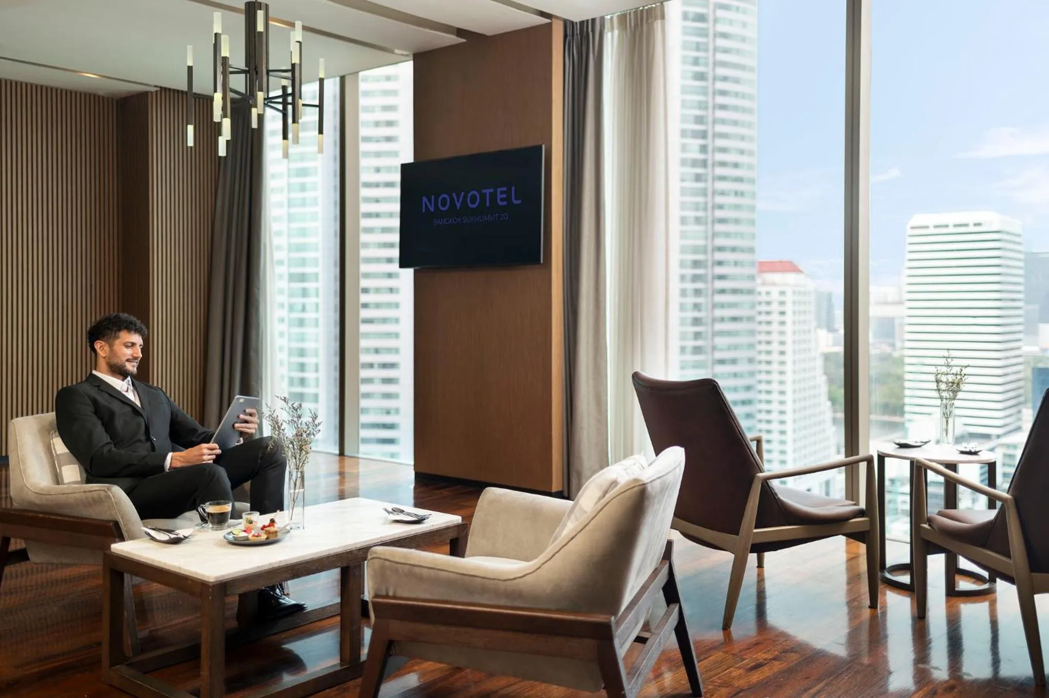 Lounge or bar in Novotel Bangkok Sukhumvit 20