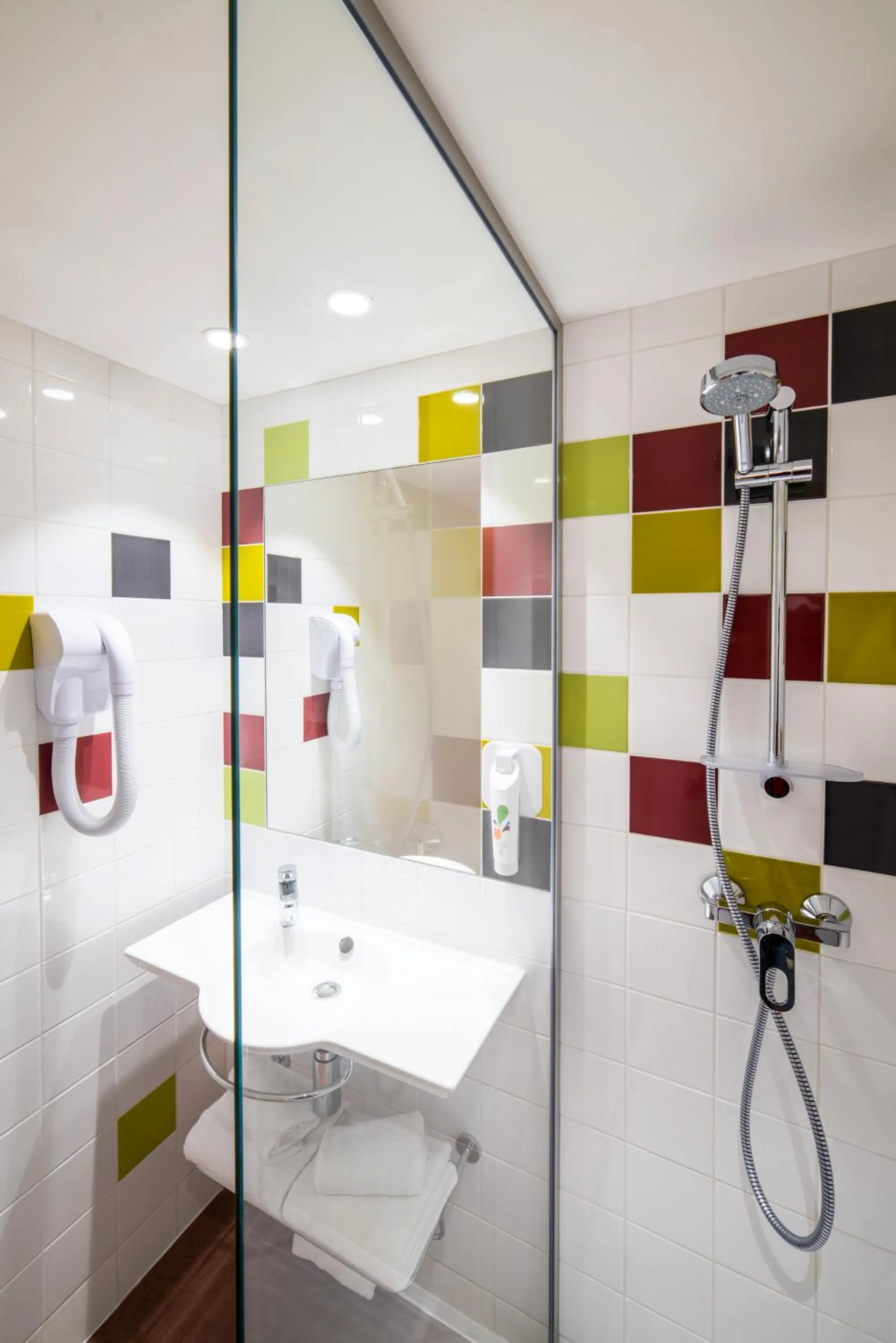 Shower in Ibis Styles Collioure Port Vendres