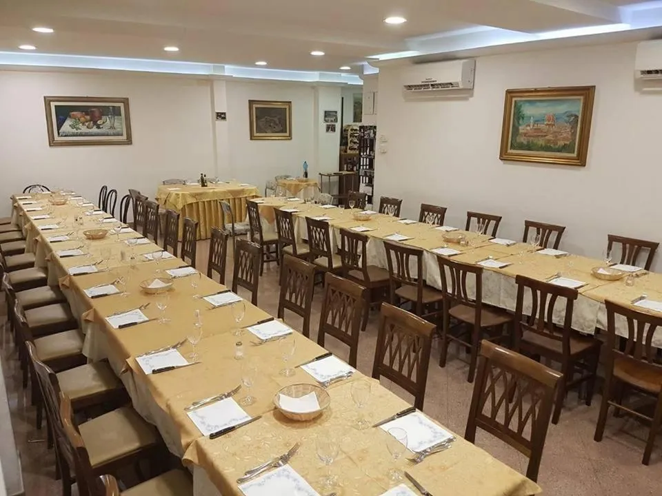 Restaurant/places to eat in Hotel Ambrogini