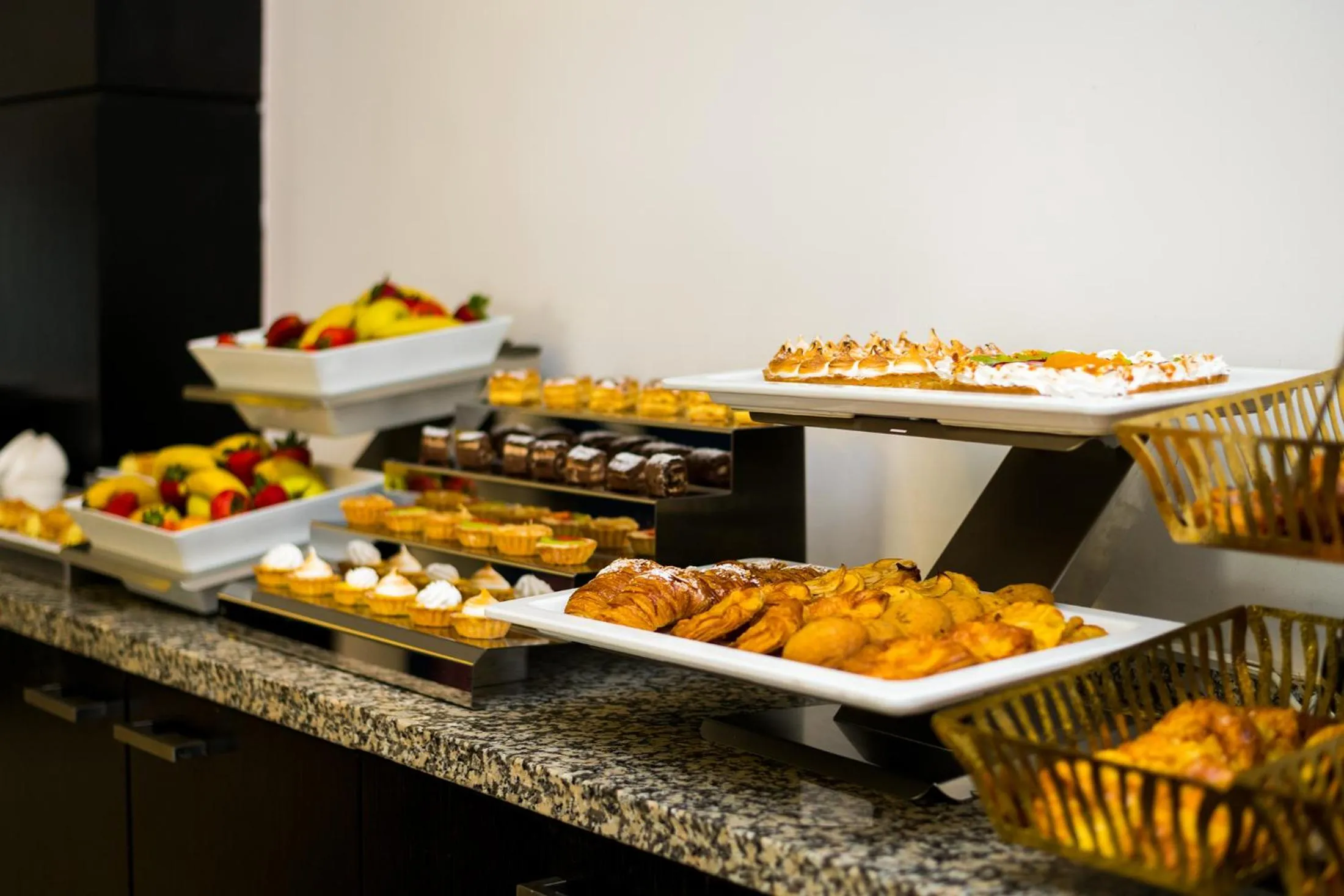 Restaurant/places to eat in Hotel Best Night