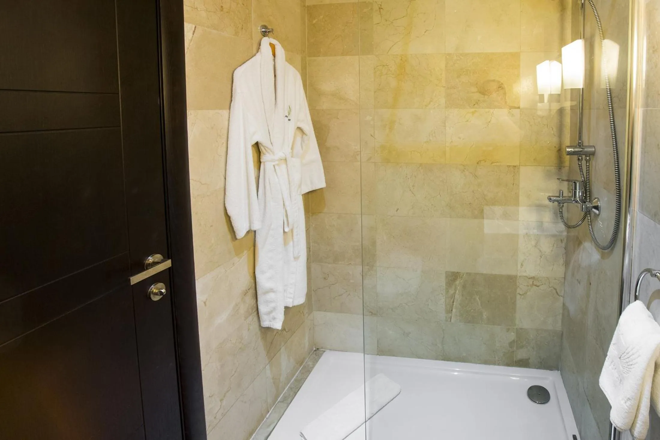 Shower in Hotel Best Night