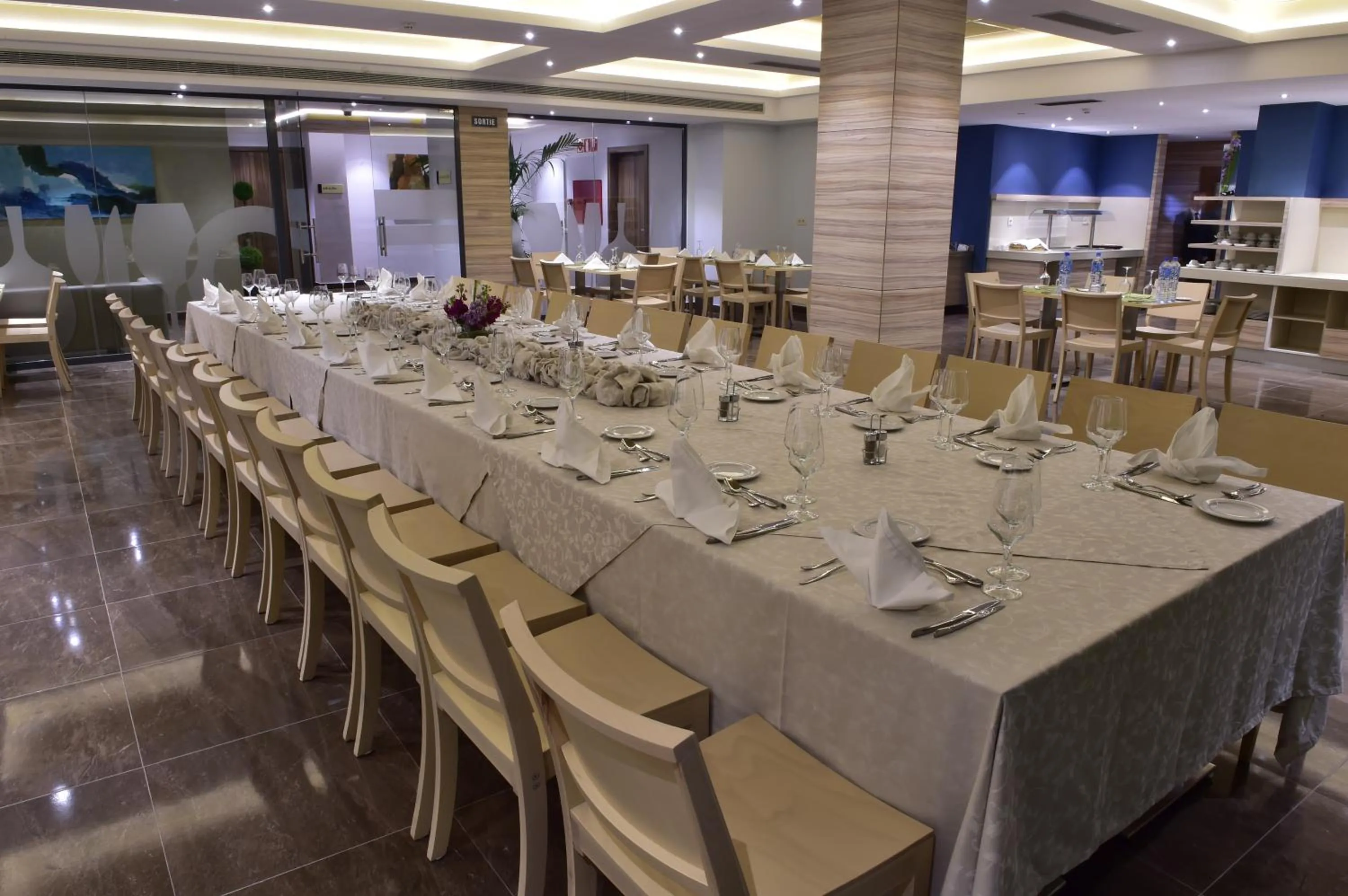 Restaurant/places to eat in AZ Hôtels Zeralda