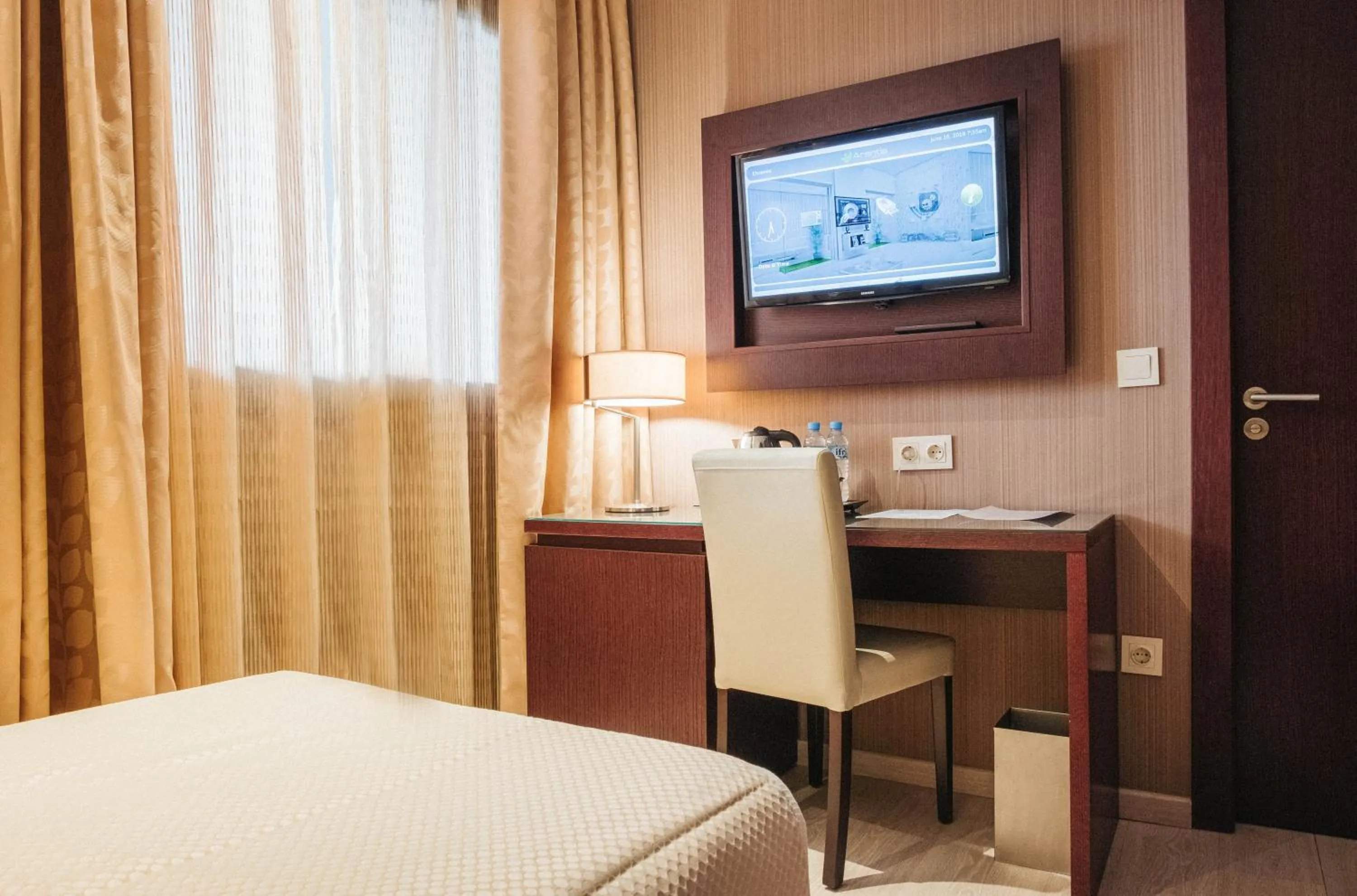 TV and multimedia, Bed in AZ Hôtels Zeralda