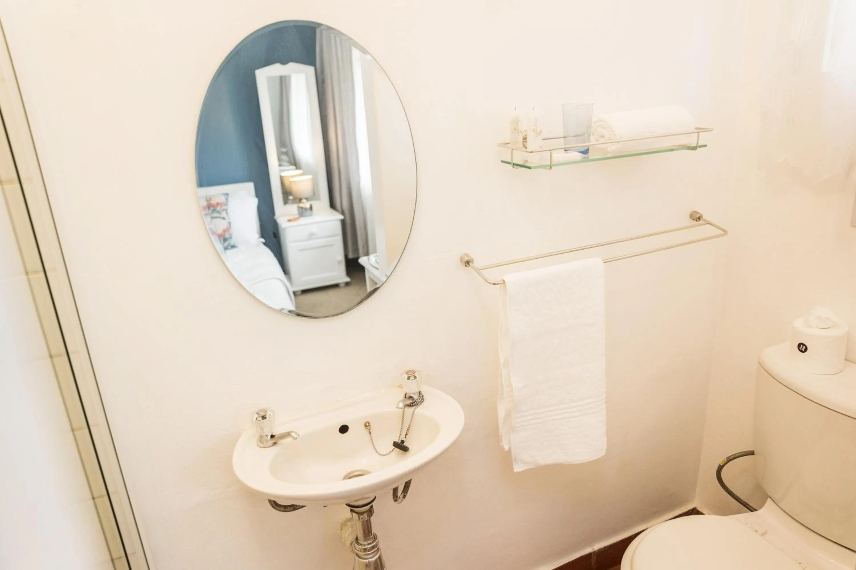 Toilet in Rozendal Guest House