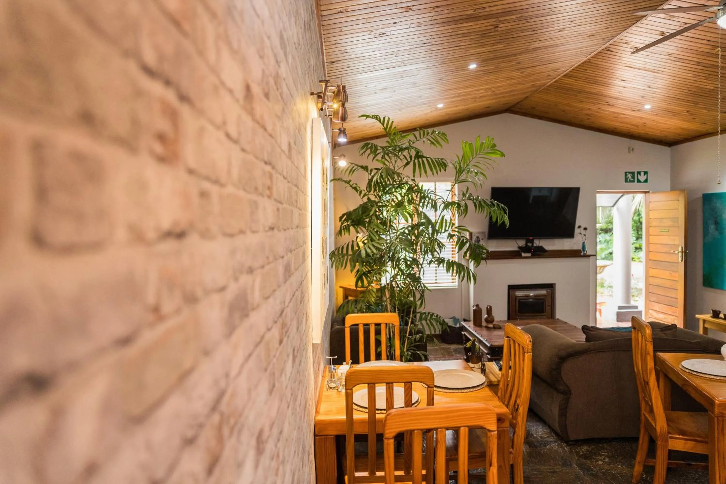 Communal lounge/ TV room in Rozendal Guest House