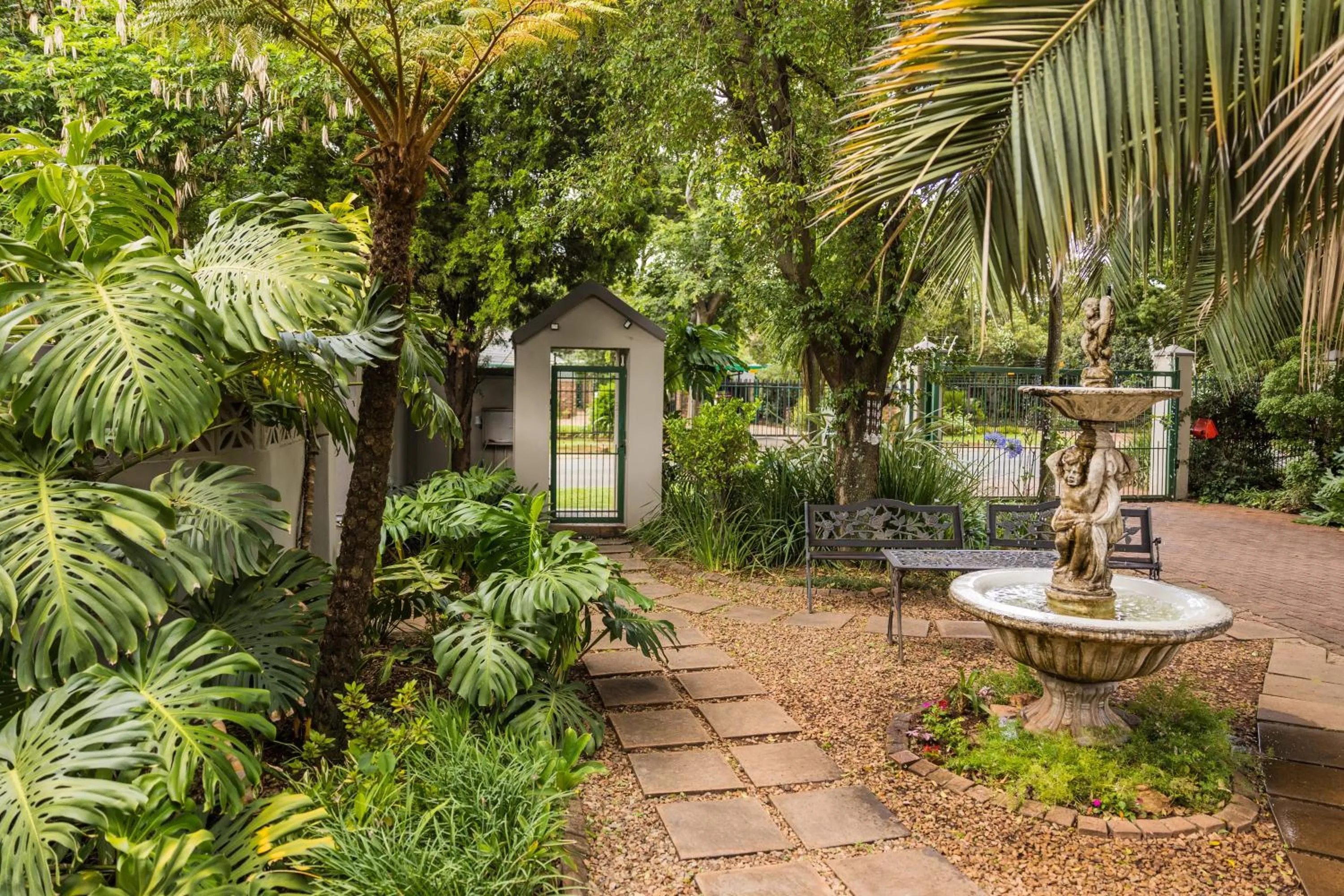 Facade/entrance in Rozendal Guest House