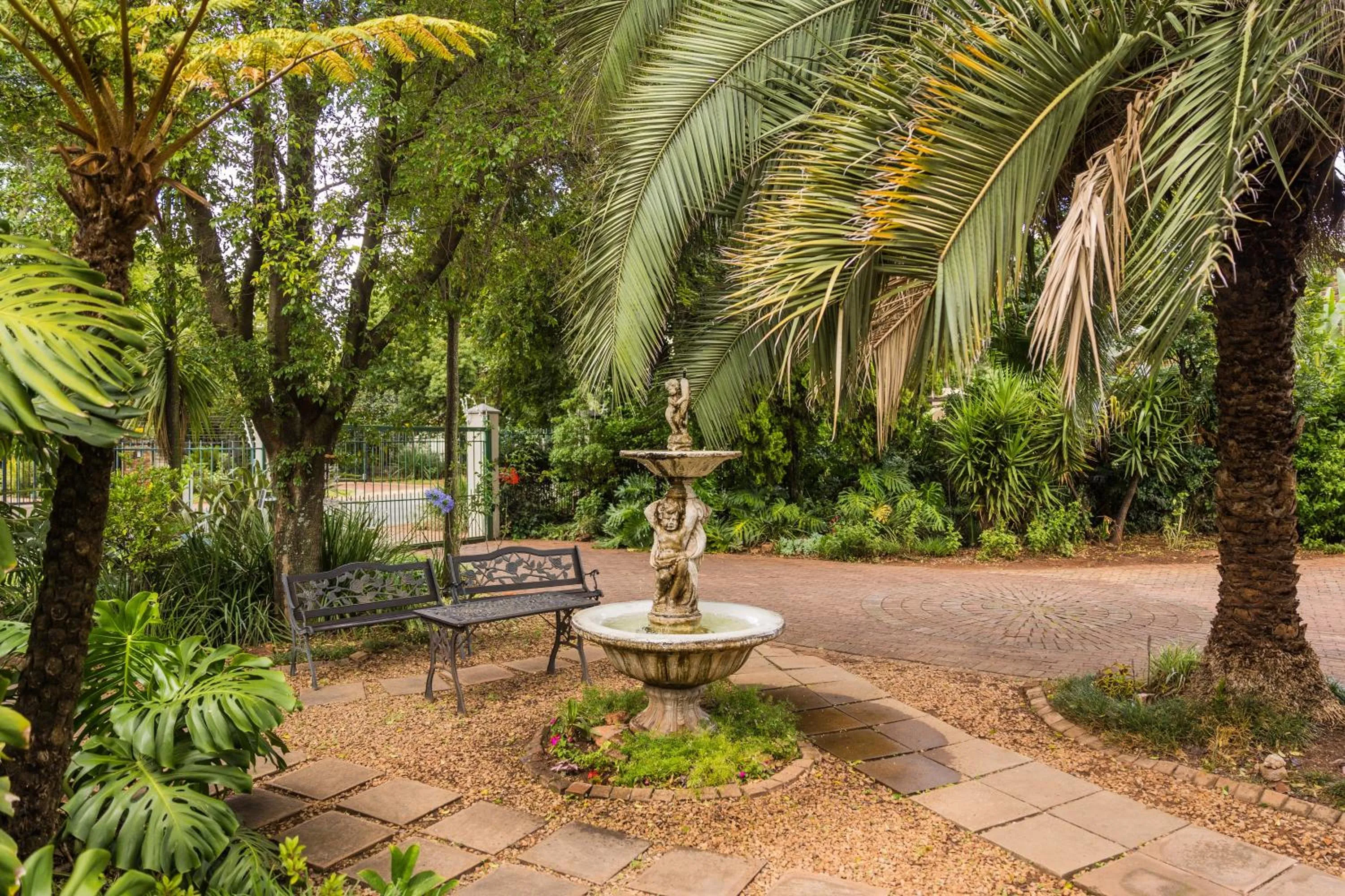 Facade/entrance in Rozendal Guest House