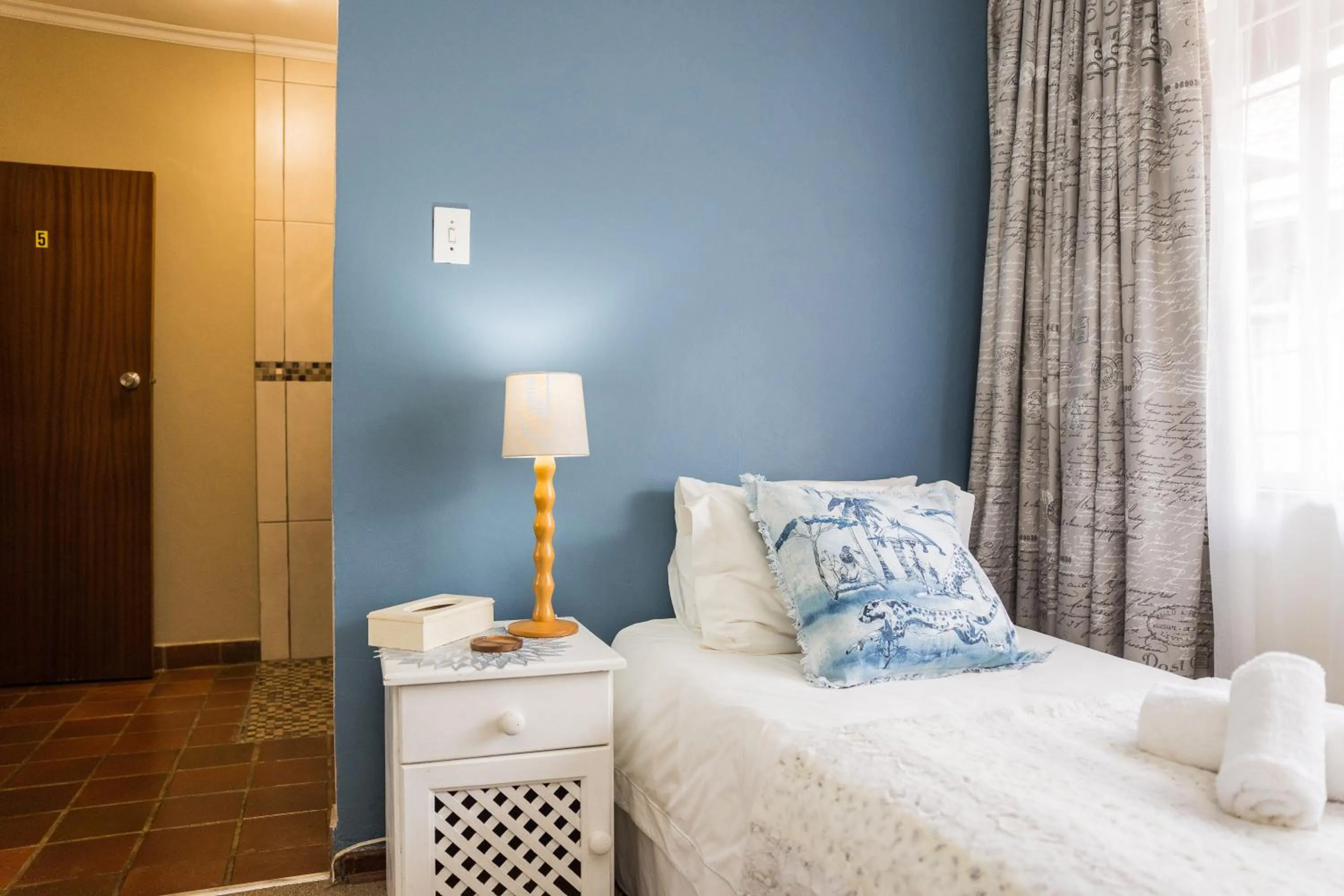 Bed in Rozendal Guest House