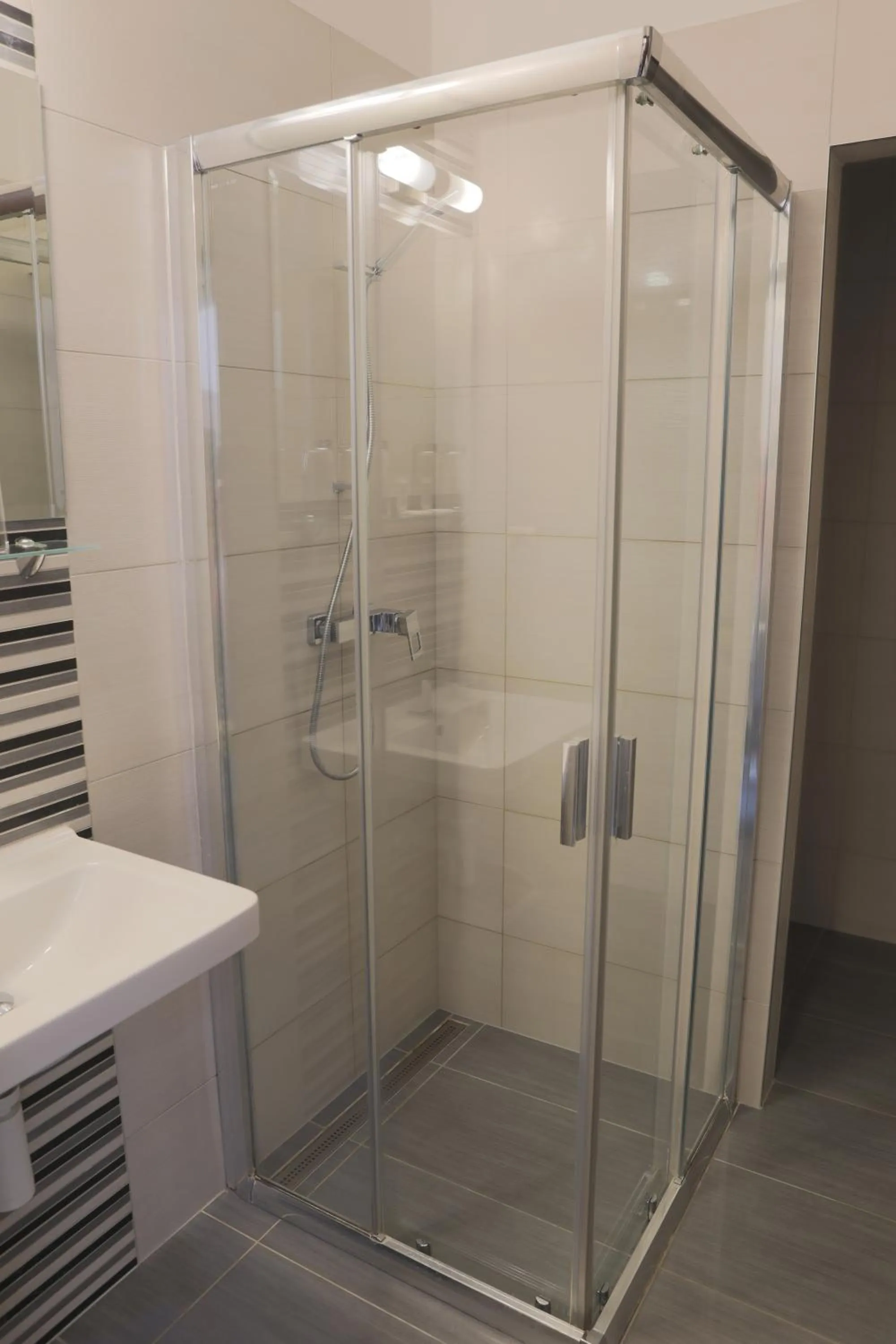 Shower in Hotel Diana