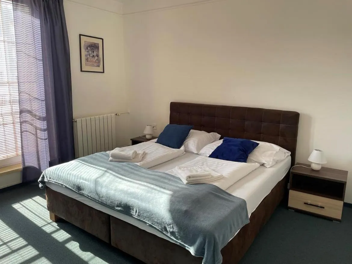 Property building, Bed in Hotel Diana