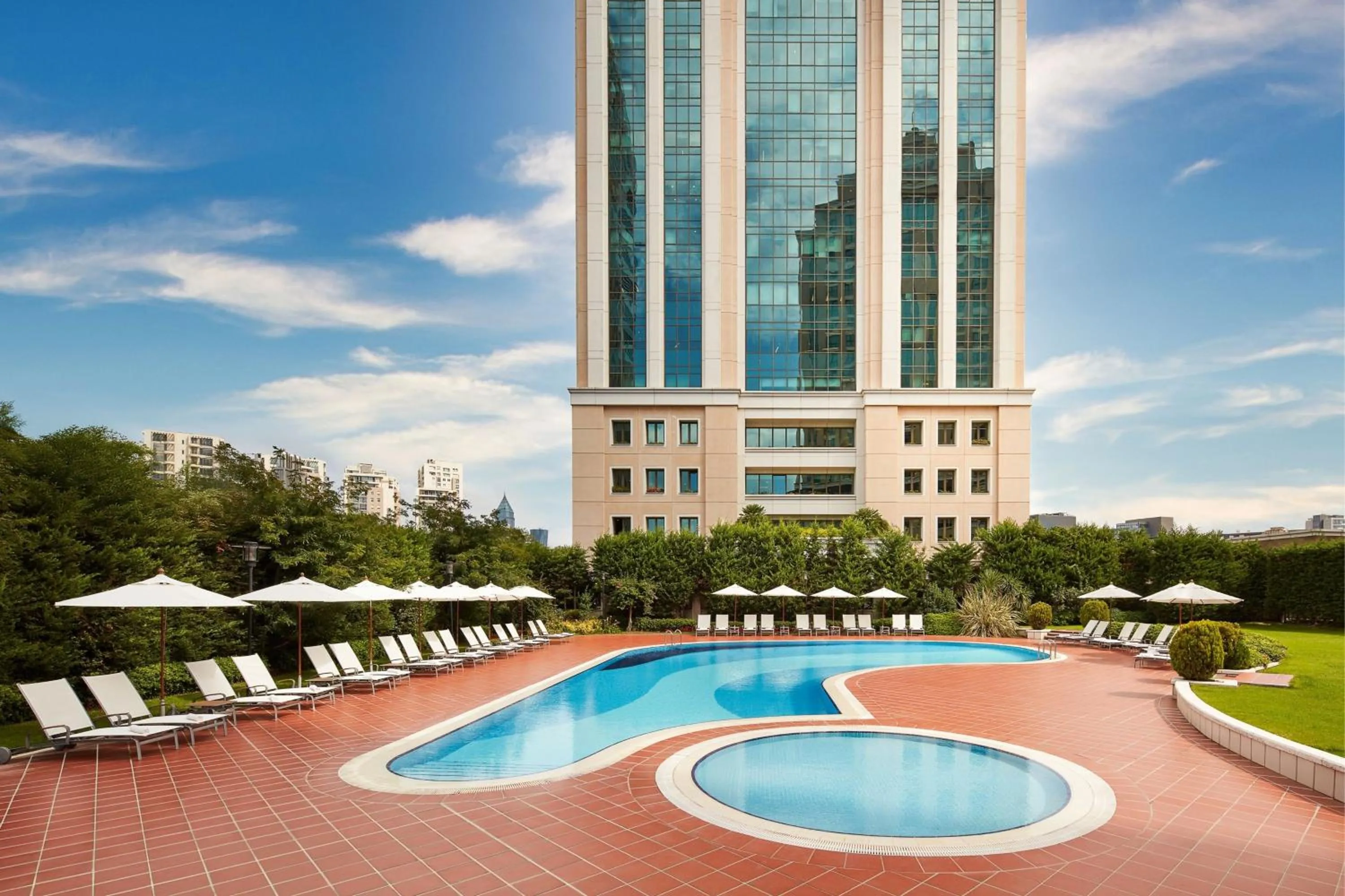 Swimming pool in Istanbul Marriott Hotel Asia