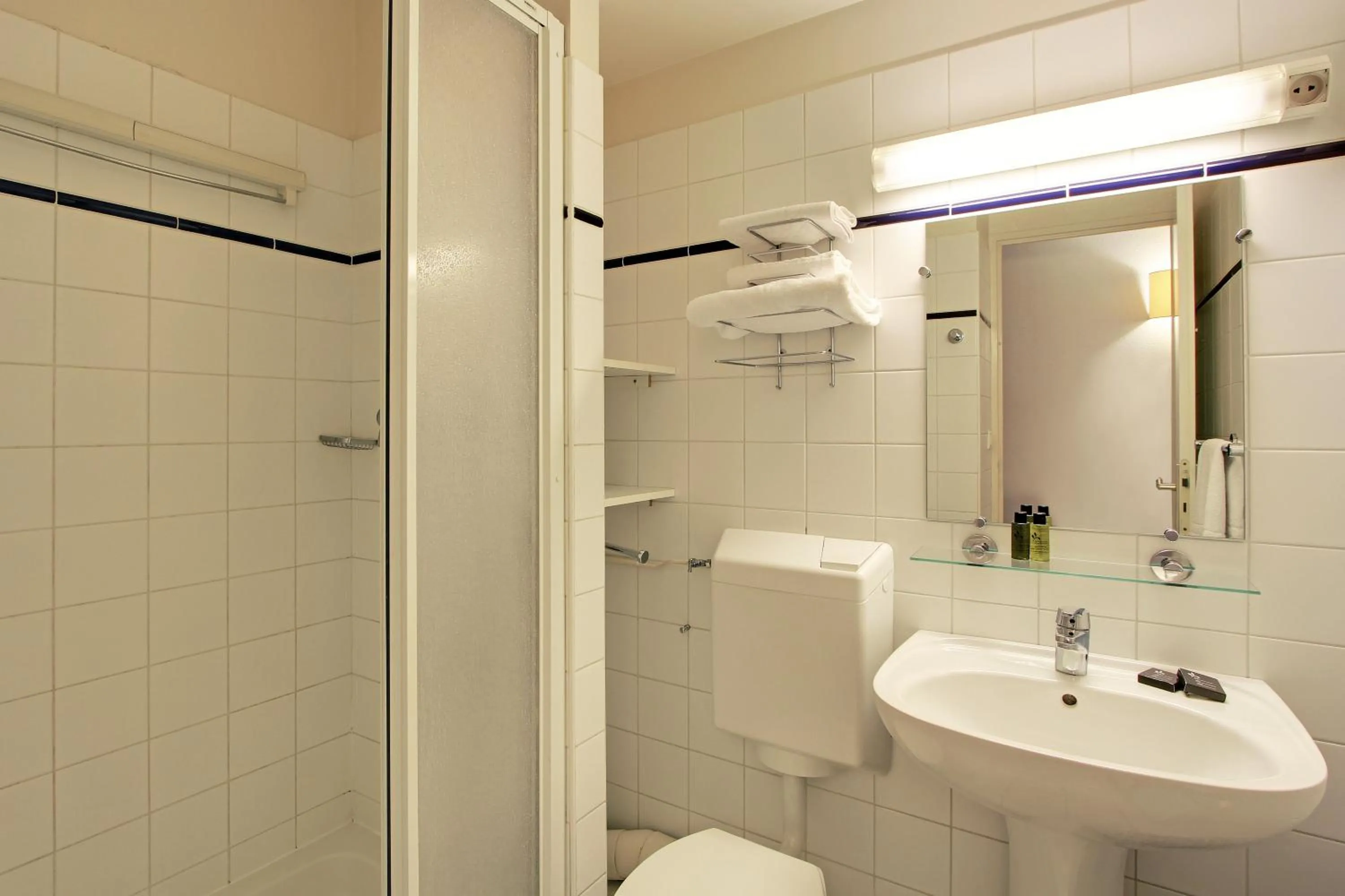 Bathroom in Les Lilas Serviced Apartments