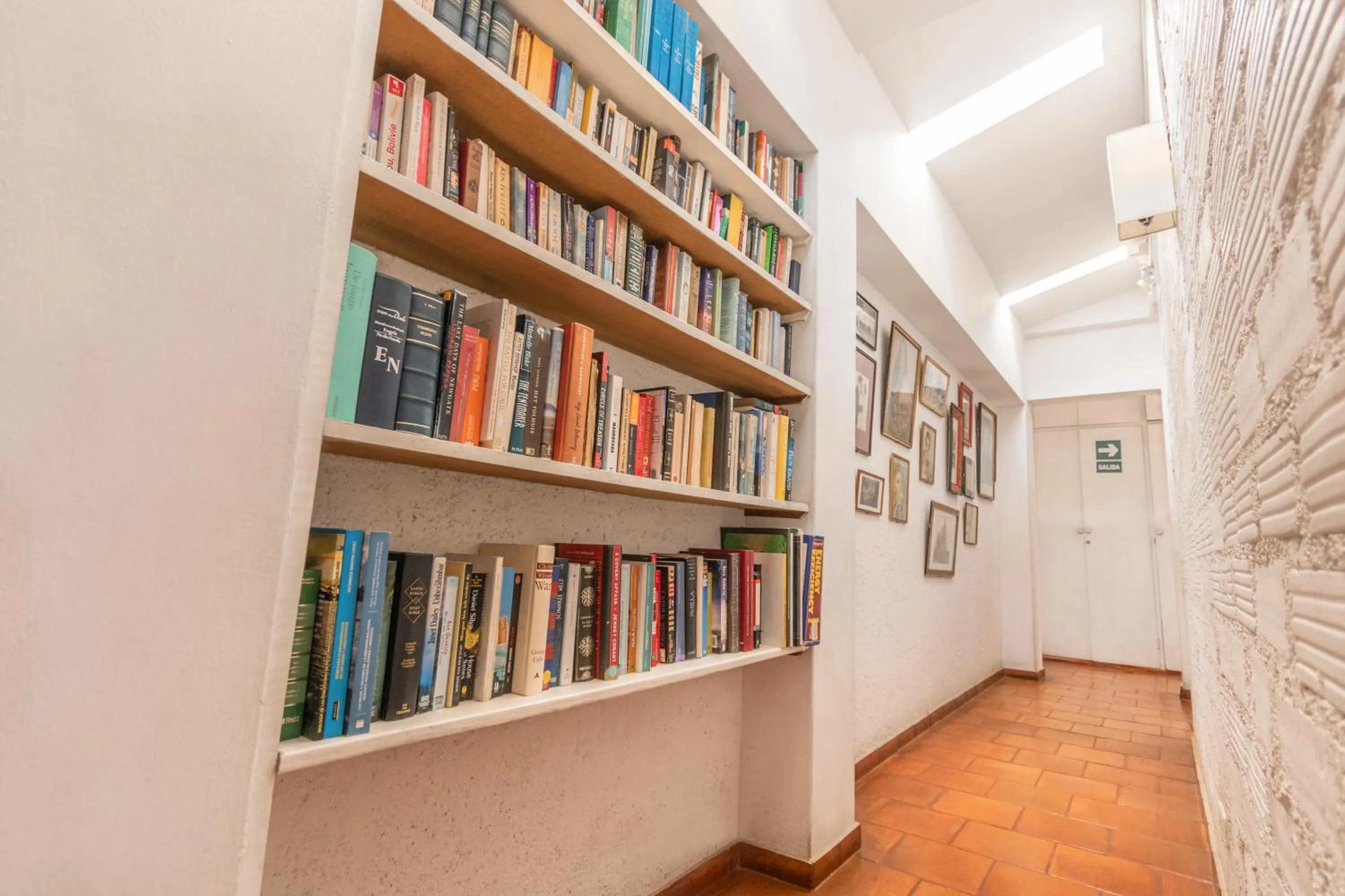 Library in El Patio Miraflores