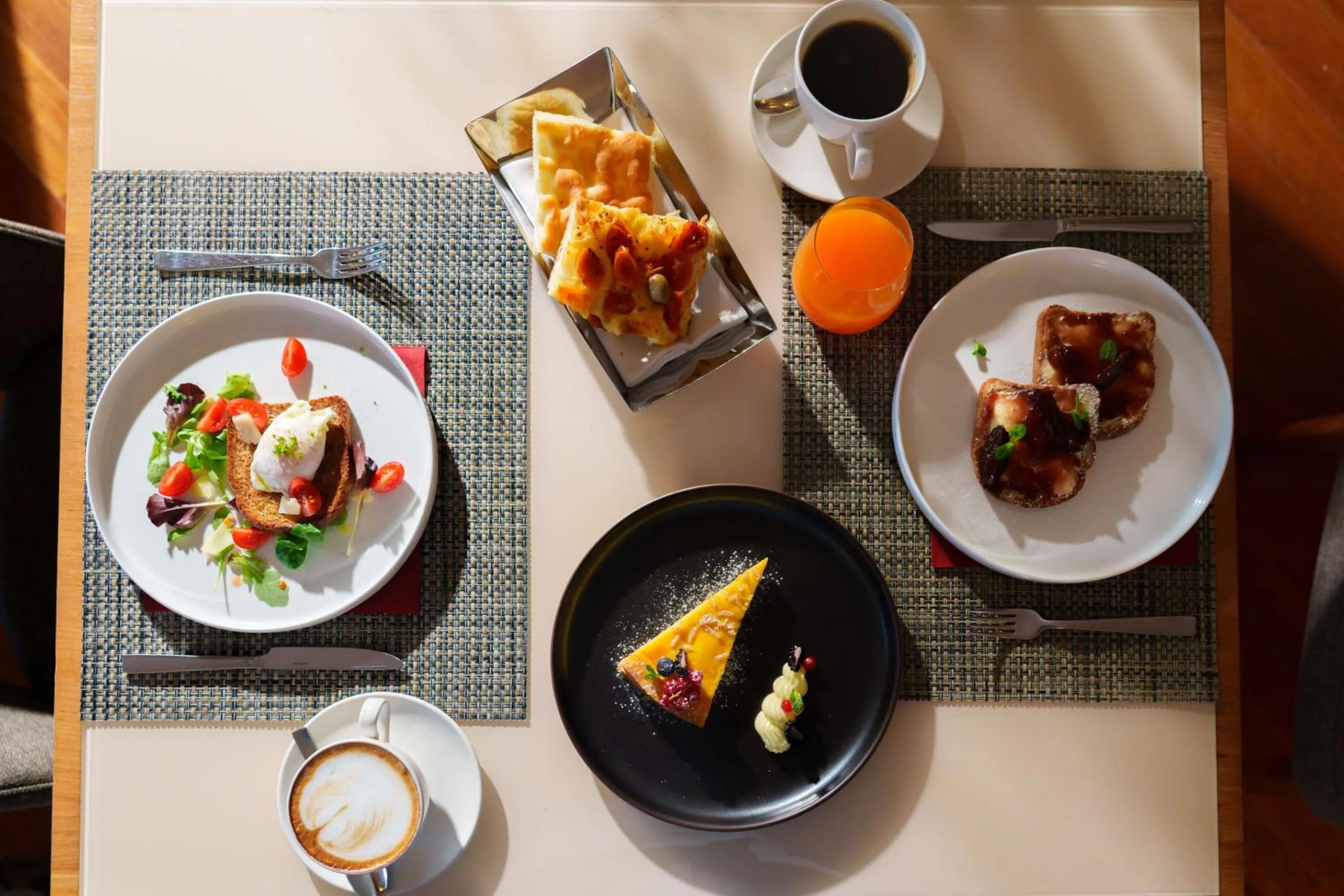 Restaurant/places to eat in UNAHOTELS Varese