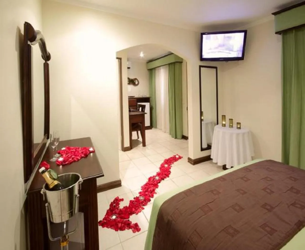 Bed in Hotel Iguana Verde