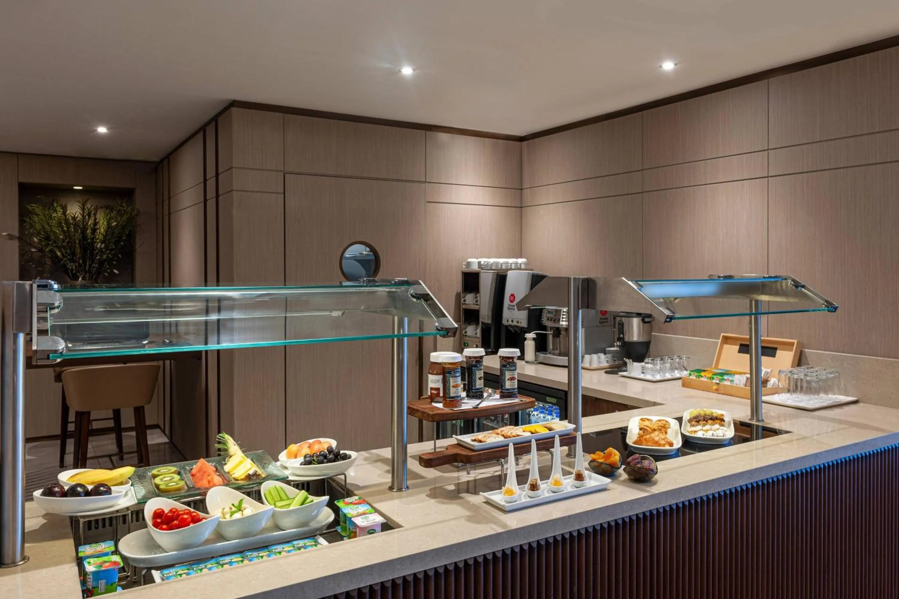 Lounge or bar in Renaissance Polat Istanbul Hotel