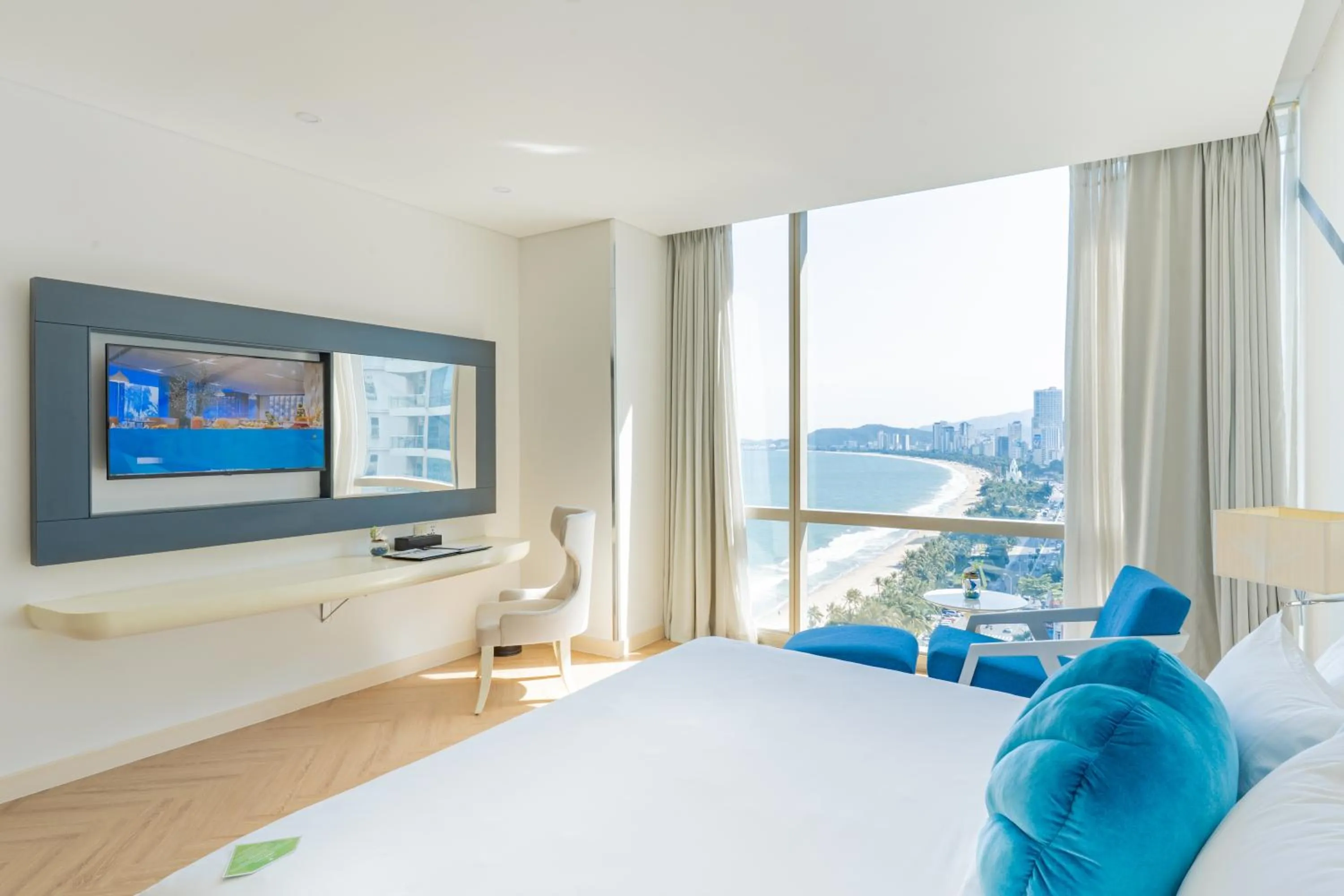 Bedroom, Bed in Diamond Bay Hotel