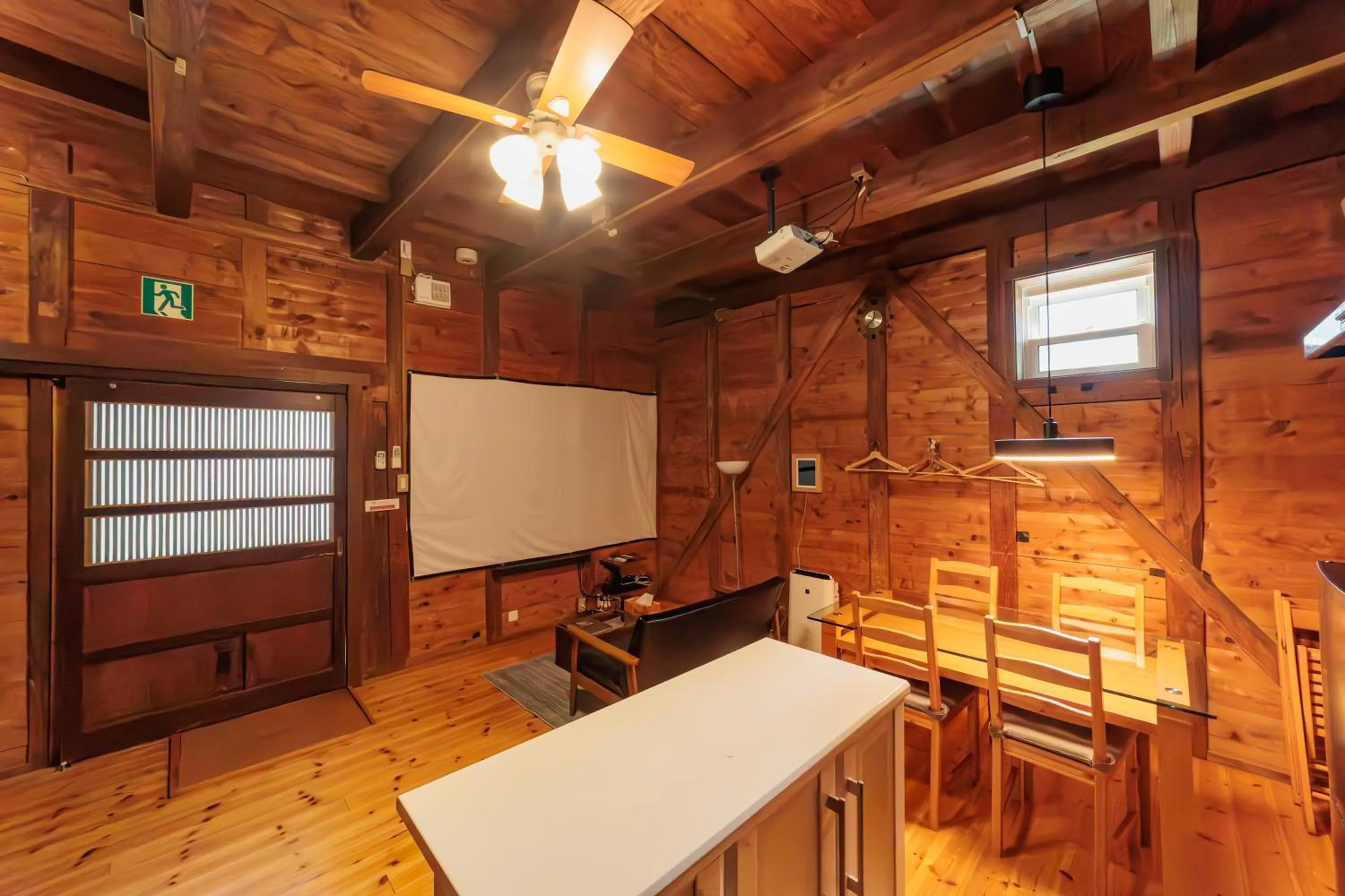 Dining area in Tomareru Himitsukichi L-Base