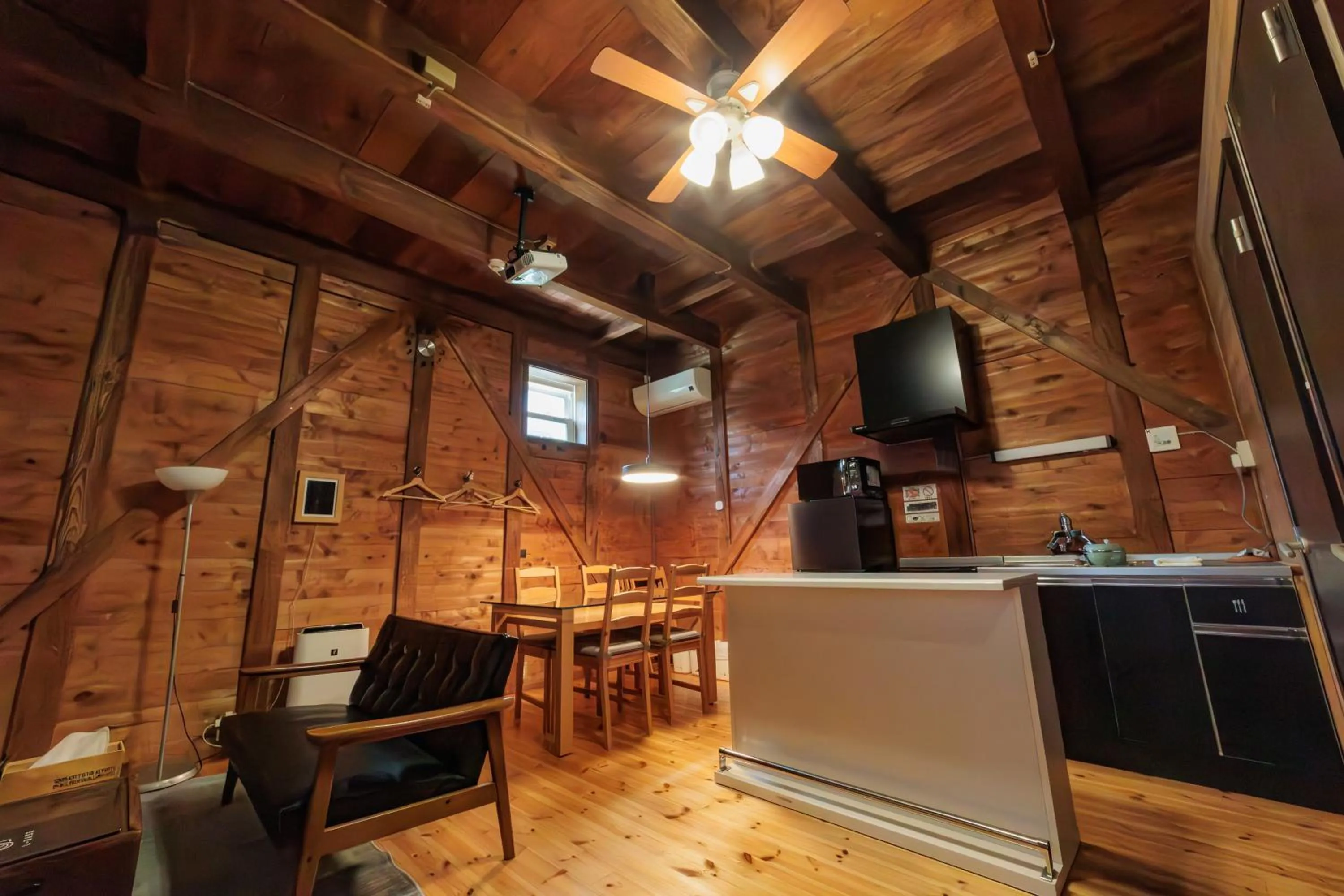 Dining area in Tomareru Himitsukichi L-Base