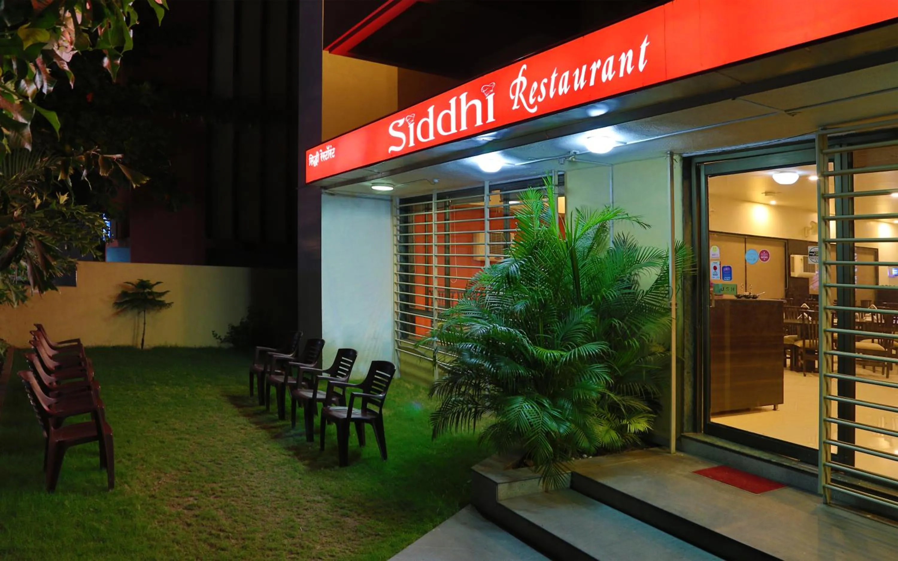 Restaurant/places to eat in Hotel The Leaf