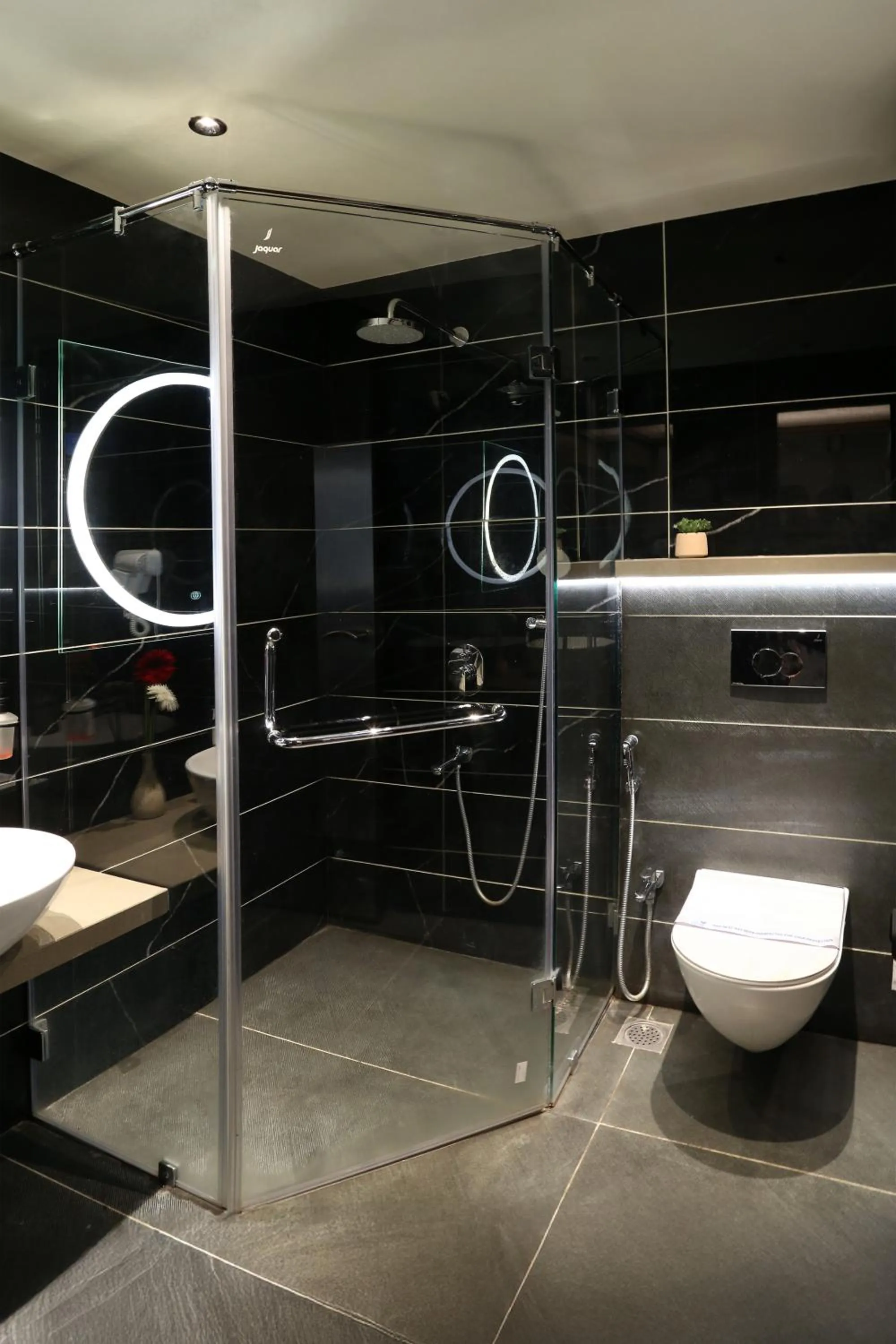 Shower in Hotel The Leaf