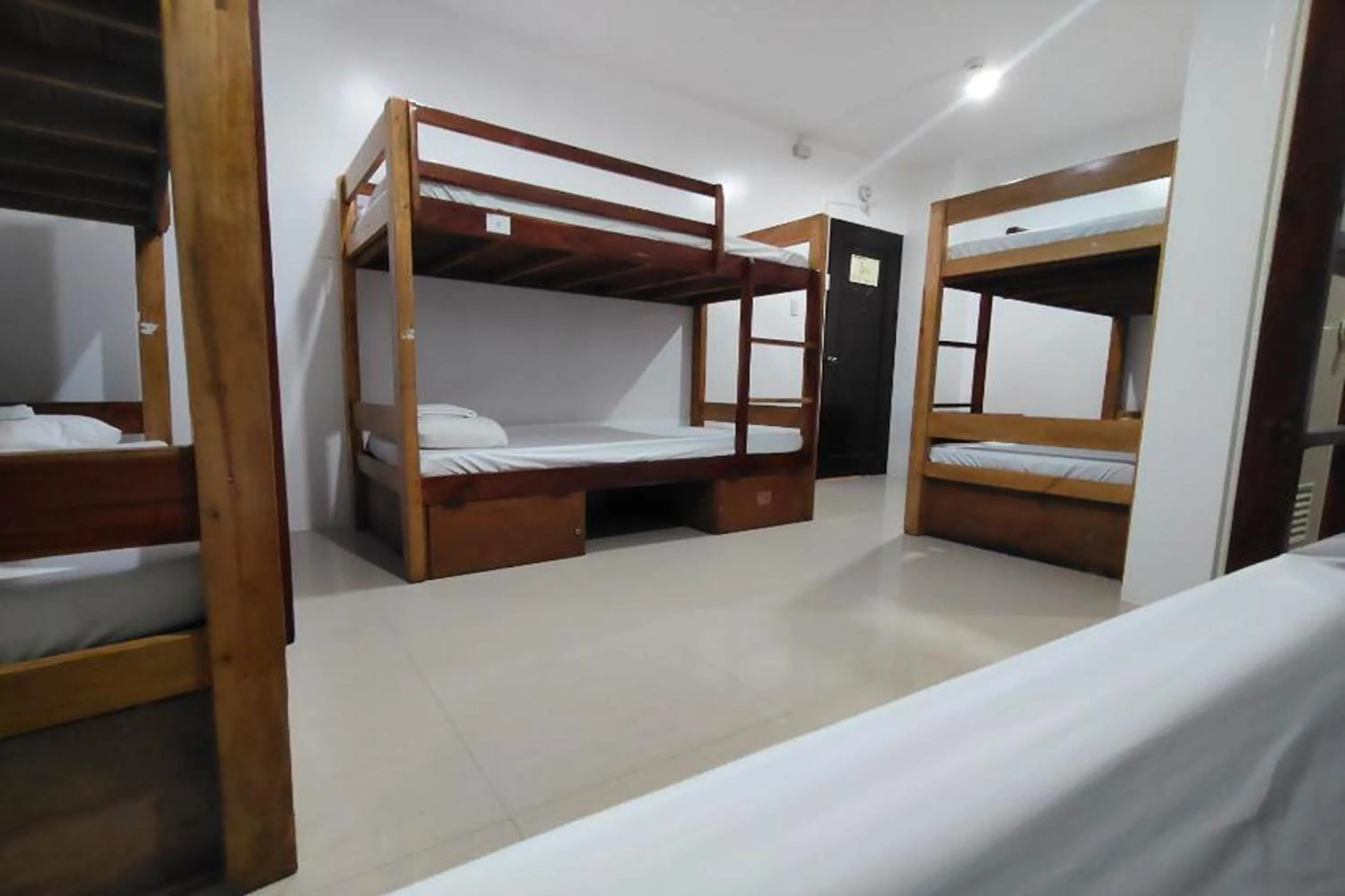 Photo of the whole room, Bed in Boracay Backpackers