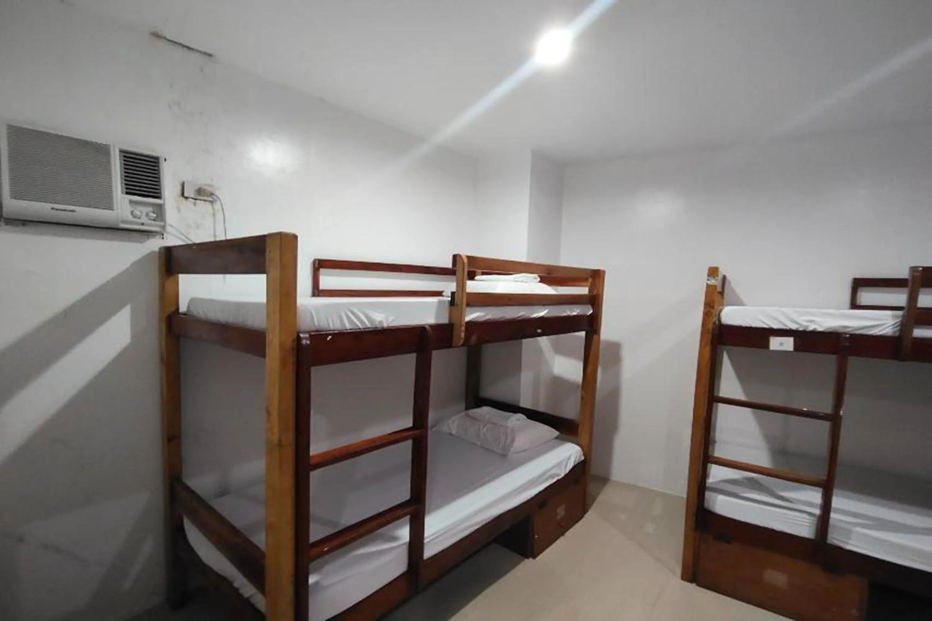 Photo of the whole room, Bed in Boracay Backpackers