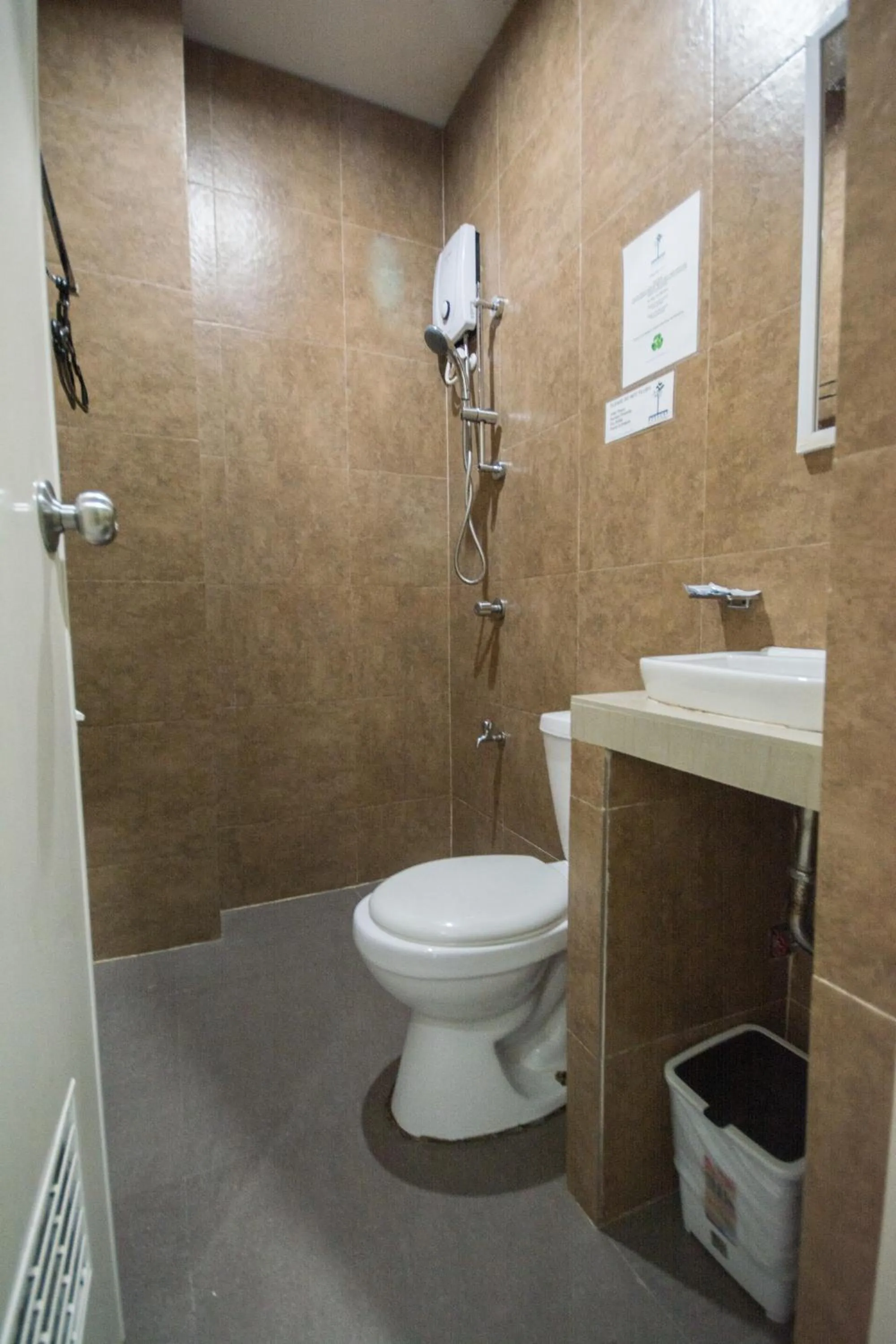 Bathroom in Boracay Backpackers