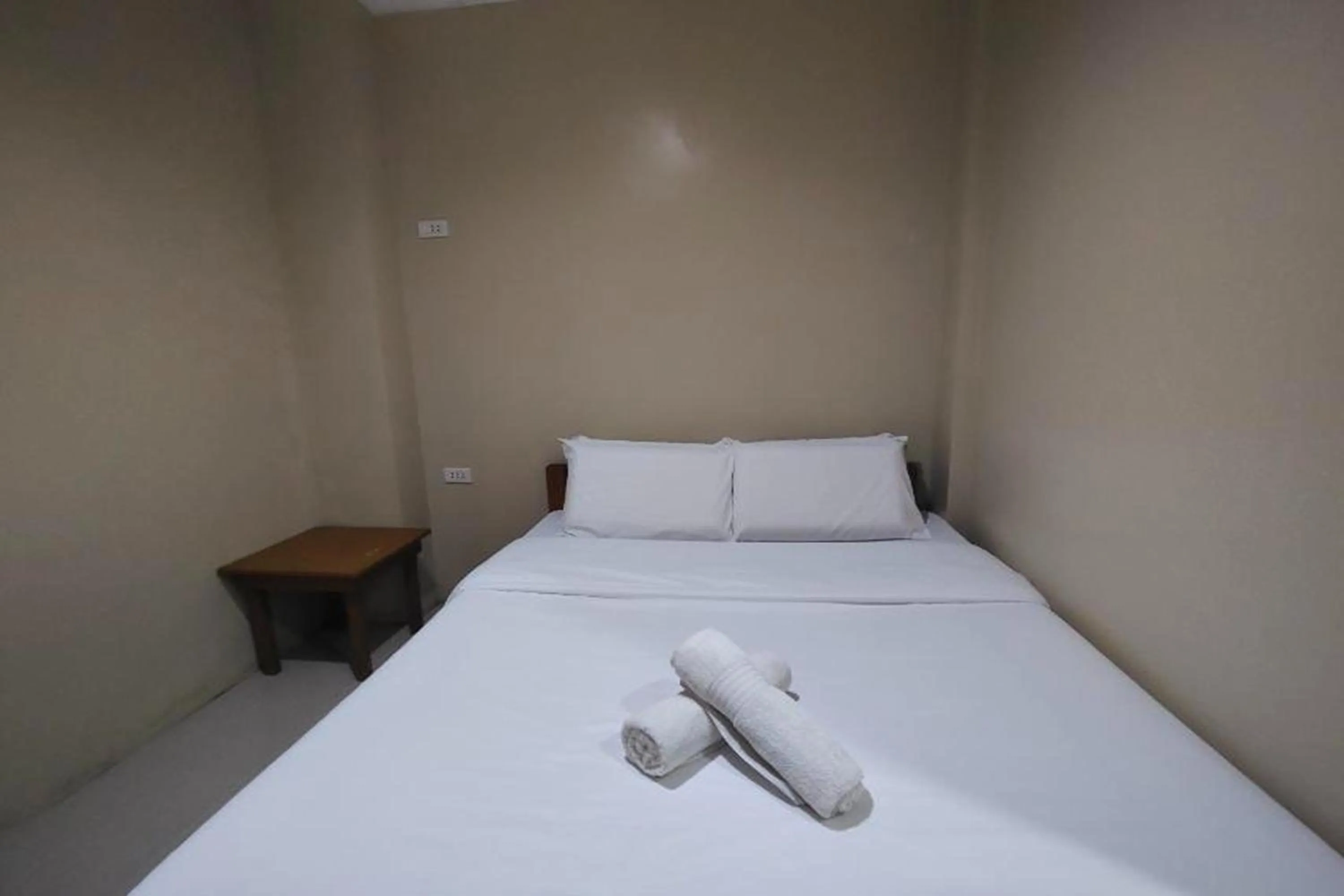 Photo of the whole room, Bed in Boracay Backpackers