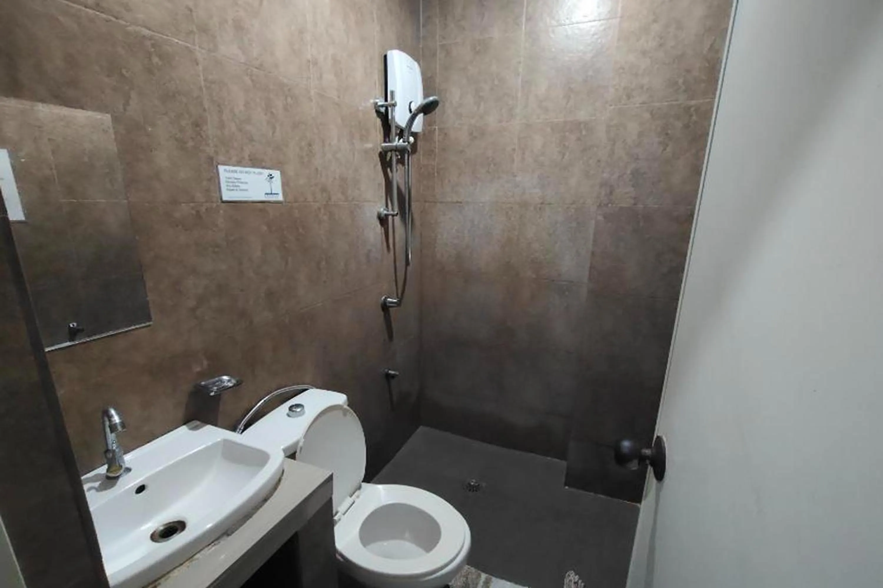 Bathroom in Boracay Backpackers