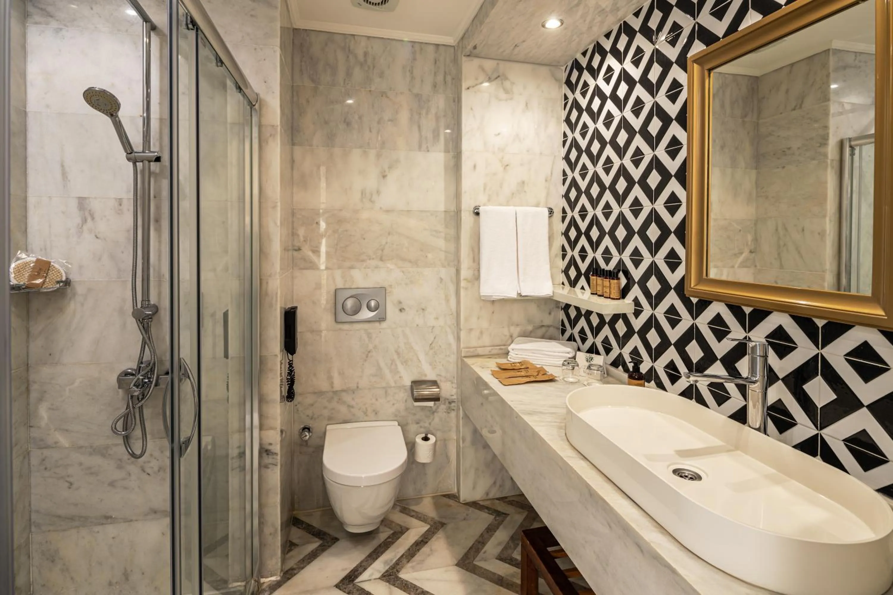 Shower in Balmy Foresta