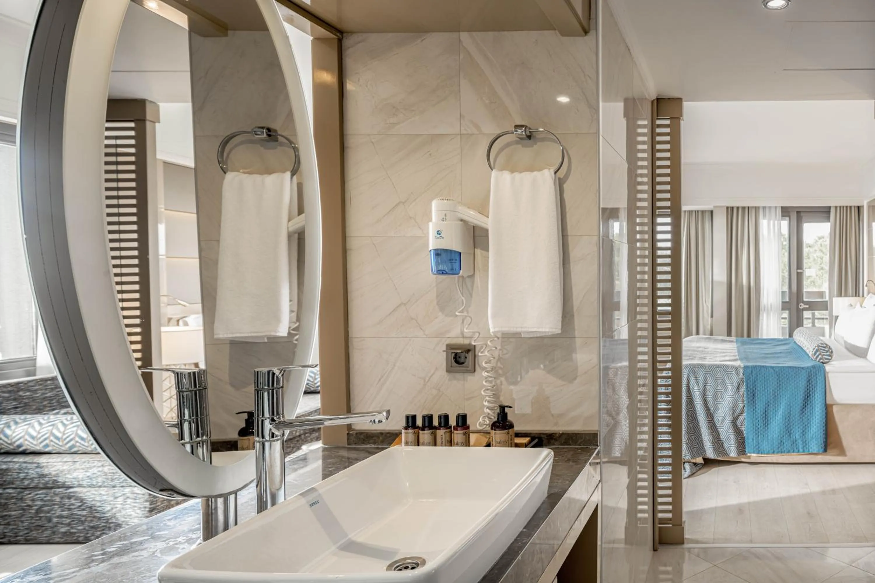 Shower in Balmy Foresta