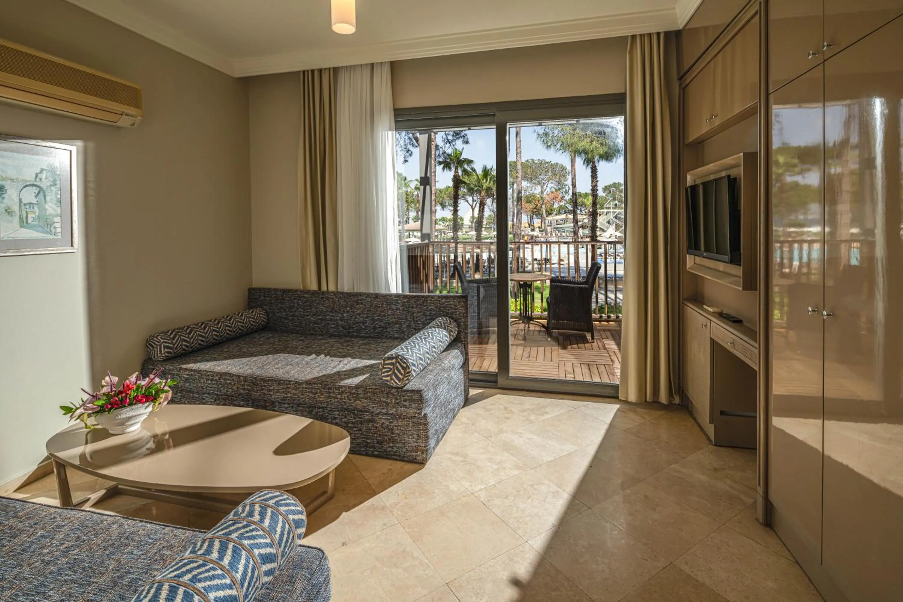 Communal lounge/ TV room in Balmy Foresta