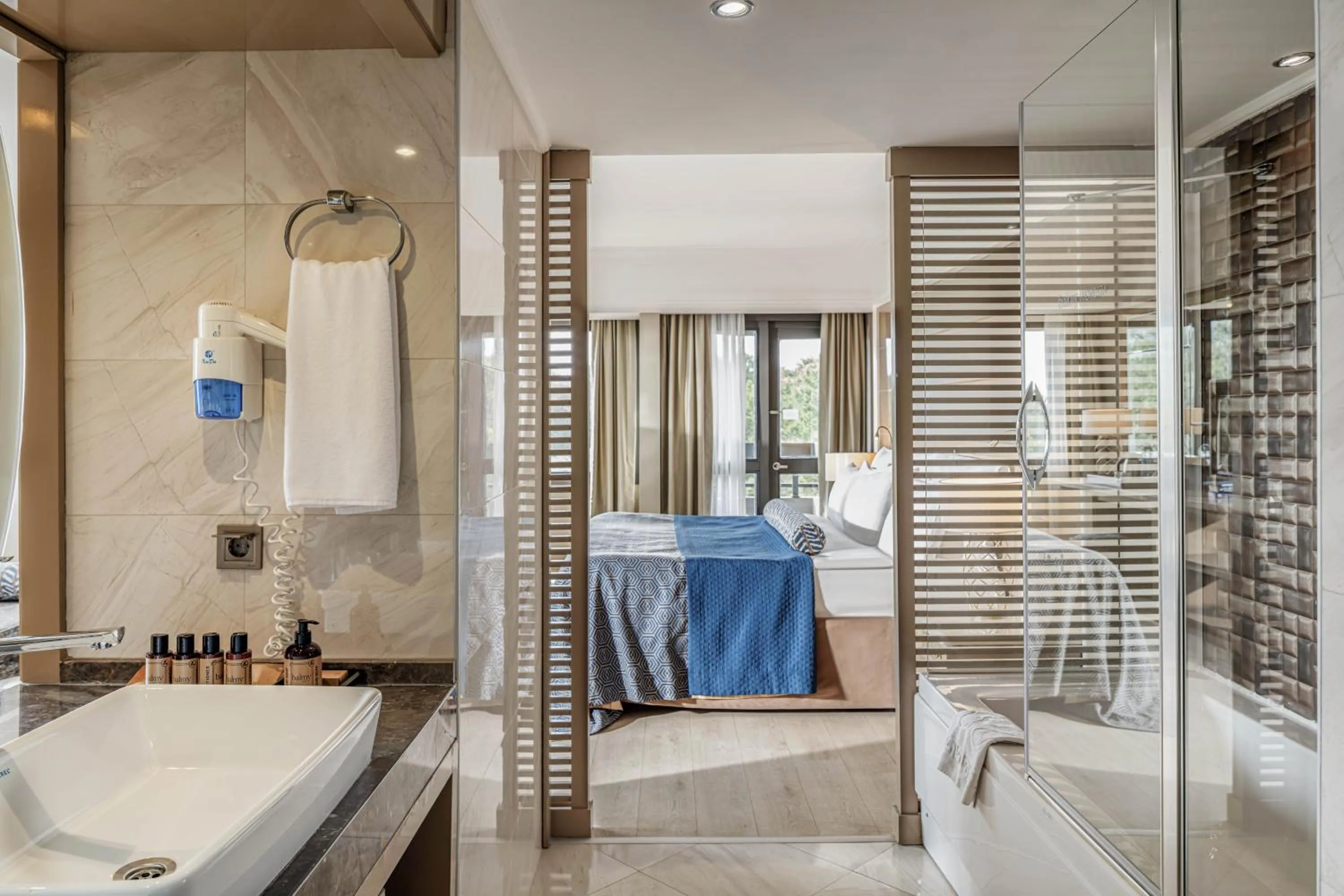 Shower in Balmy Foresta