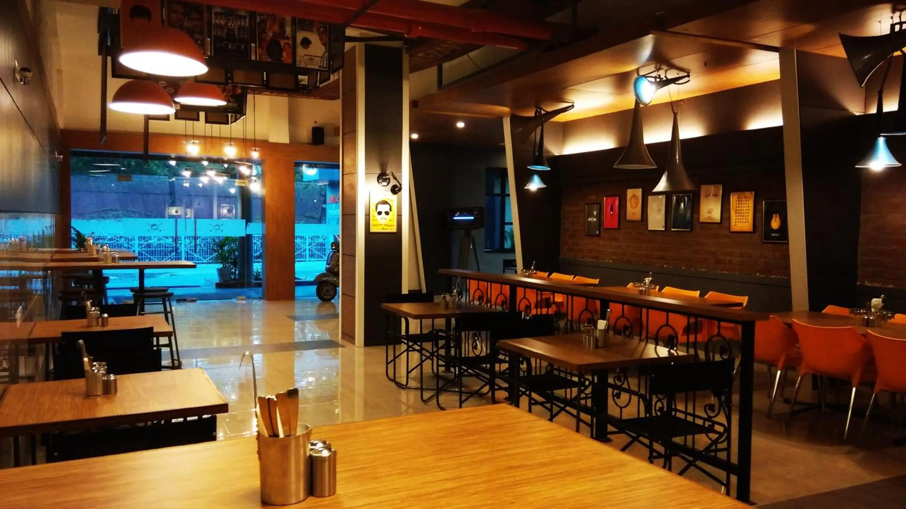 Restaurant/places to eat in Max Hotels Jabalpur