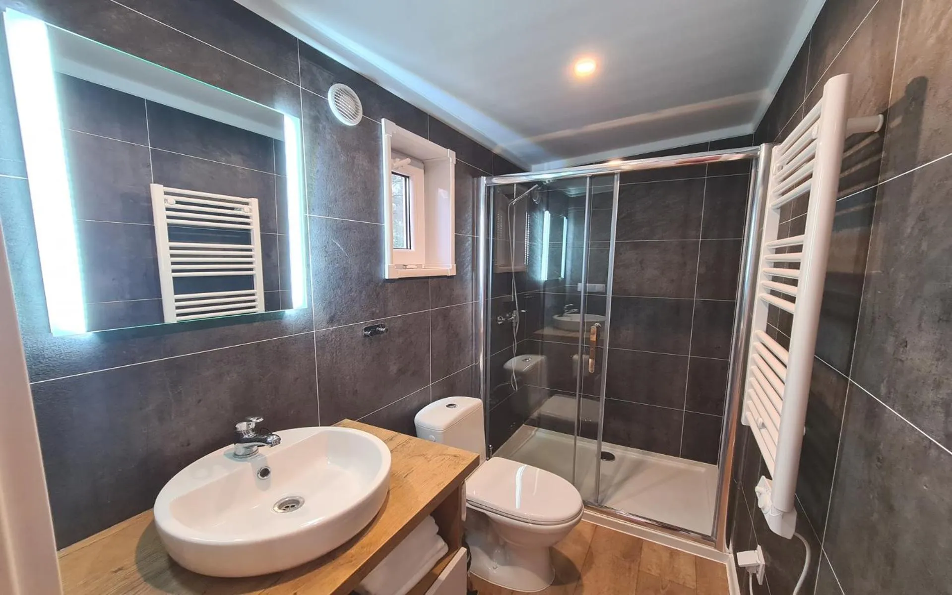 Shower in Hotel Tajty