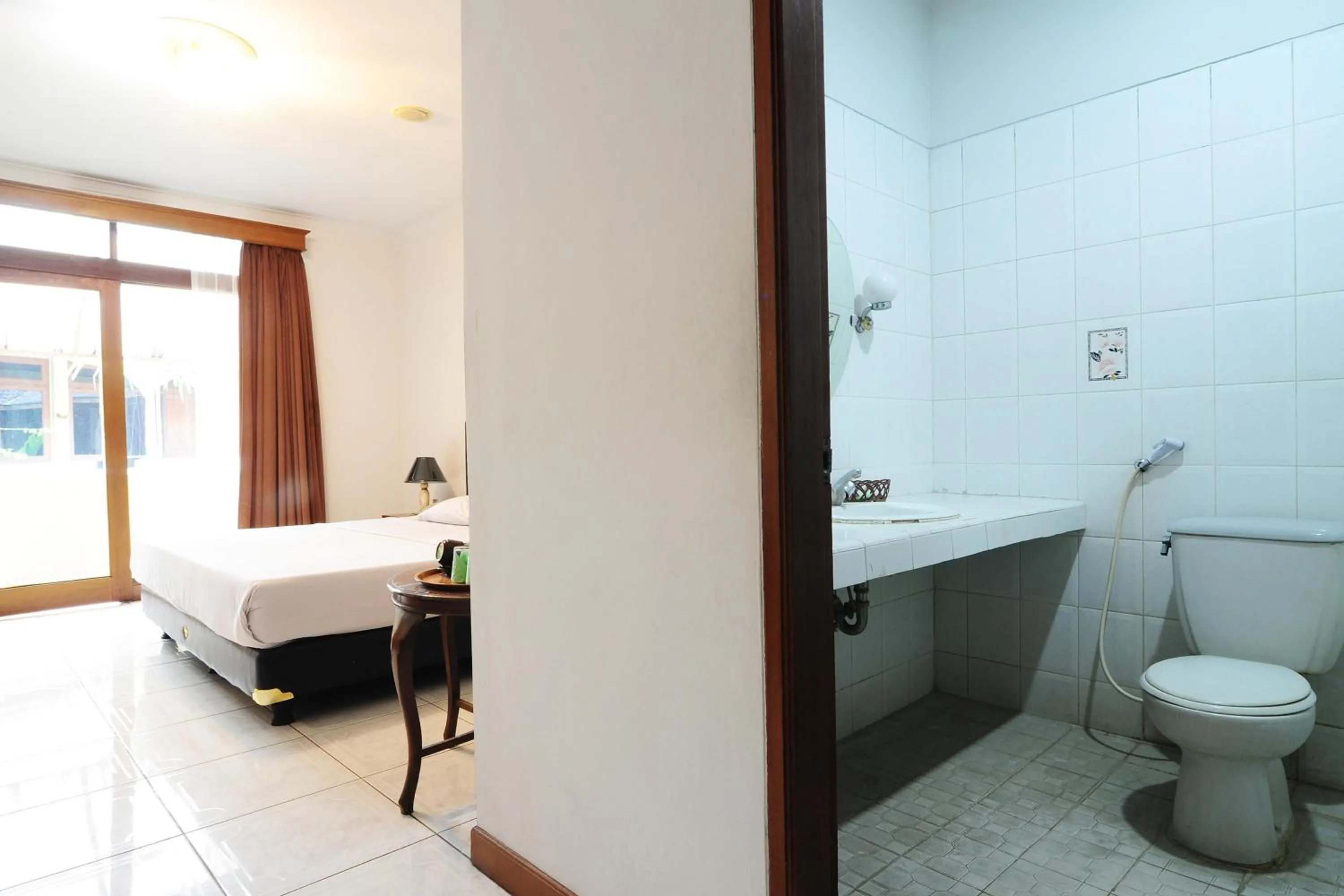 Photo of the whole room in De'Qur Hotel Bandung