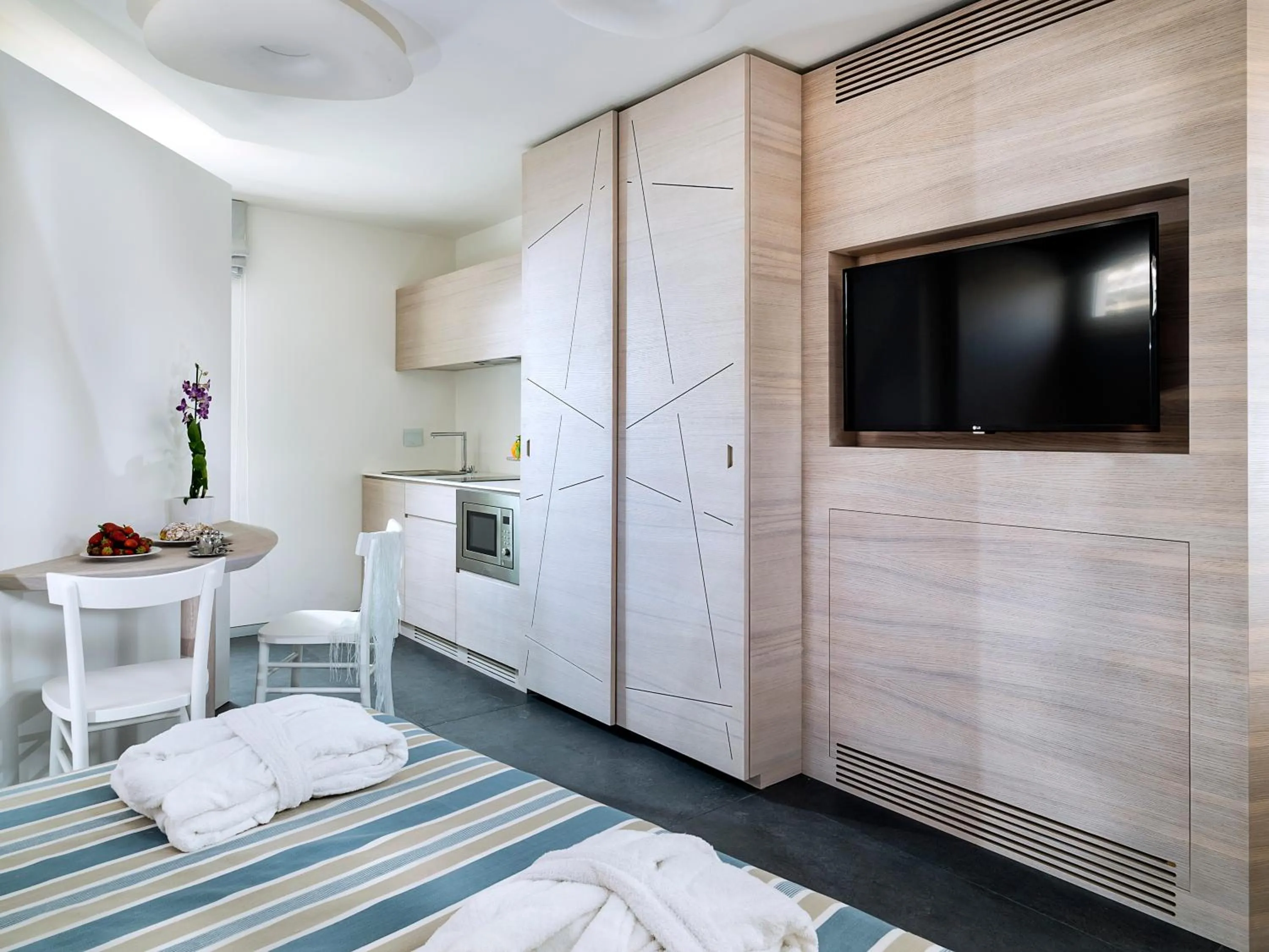 Kitchen or kitchenette, Bed in Duomo Suites & Spa
