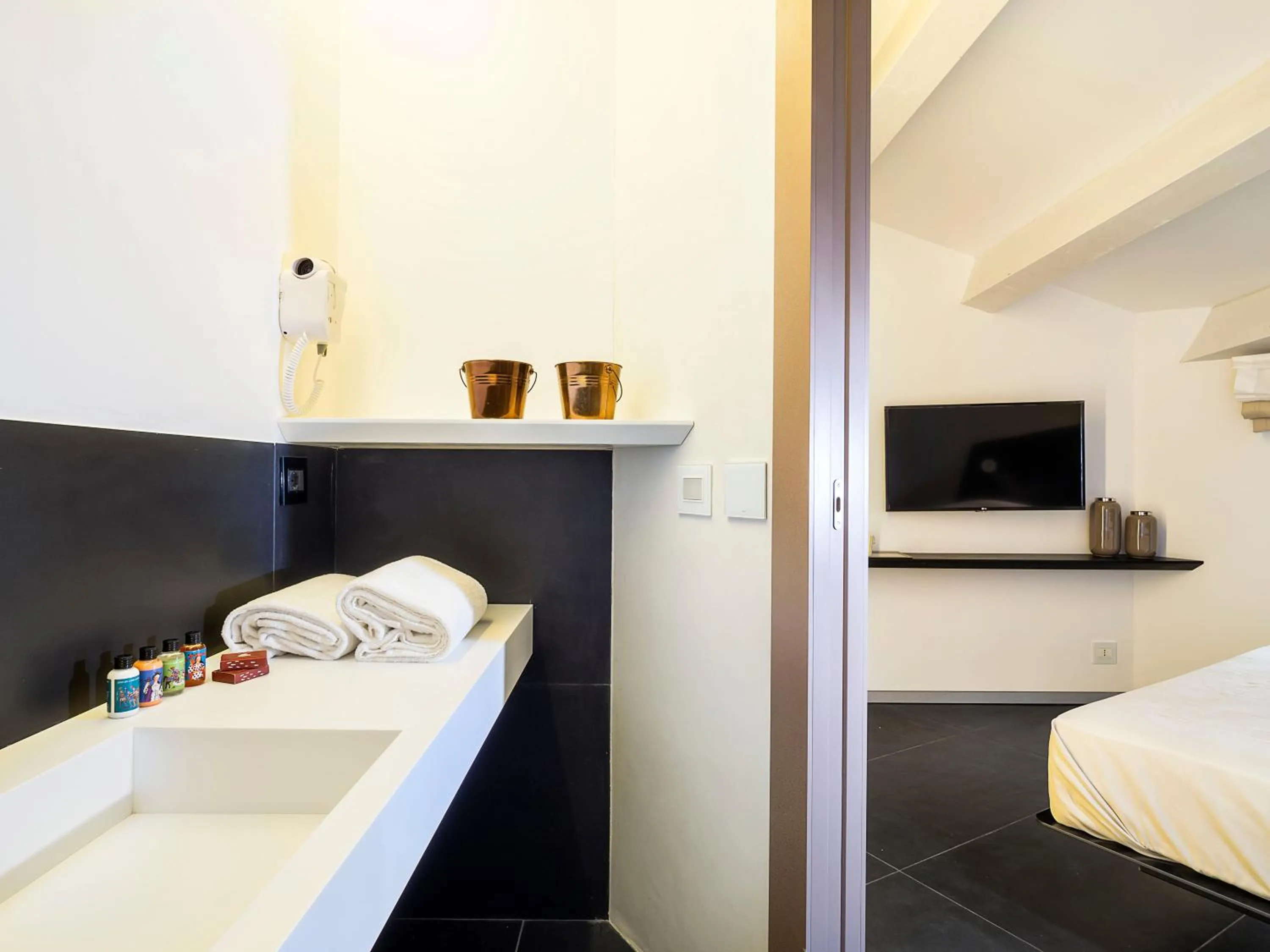 Bathroom, Bed in Duomo Suites & Spa