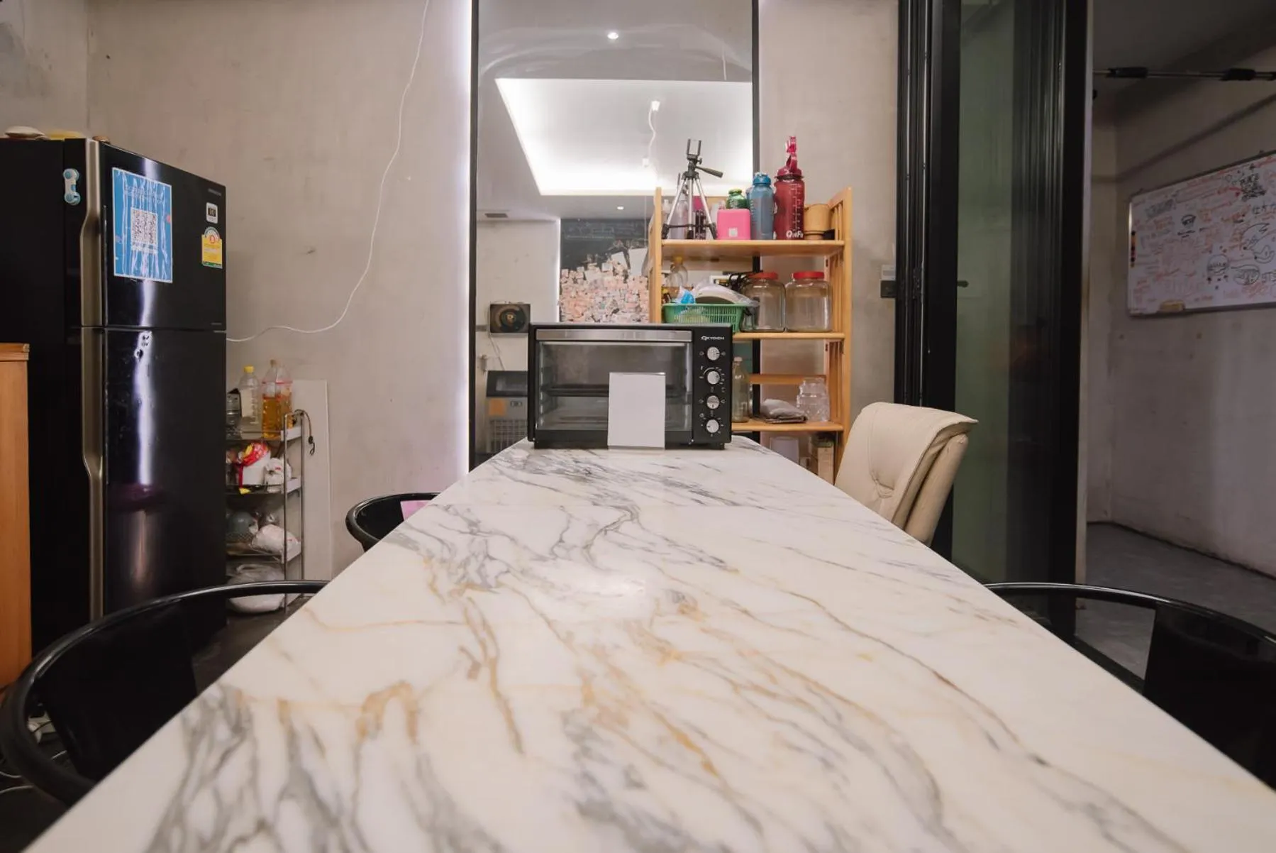 Communal kitchen, Bed in Cazz Hostel