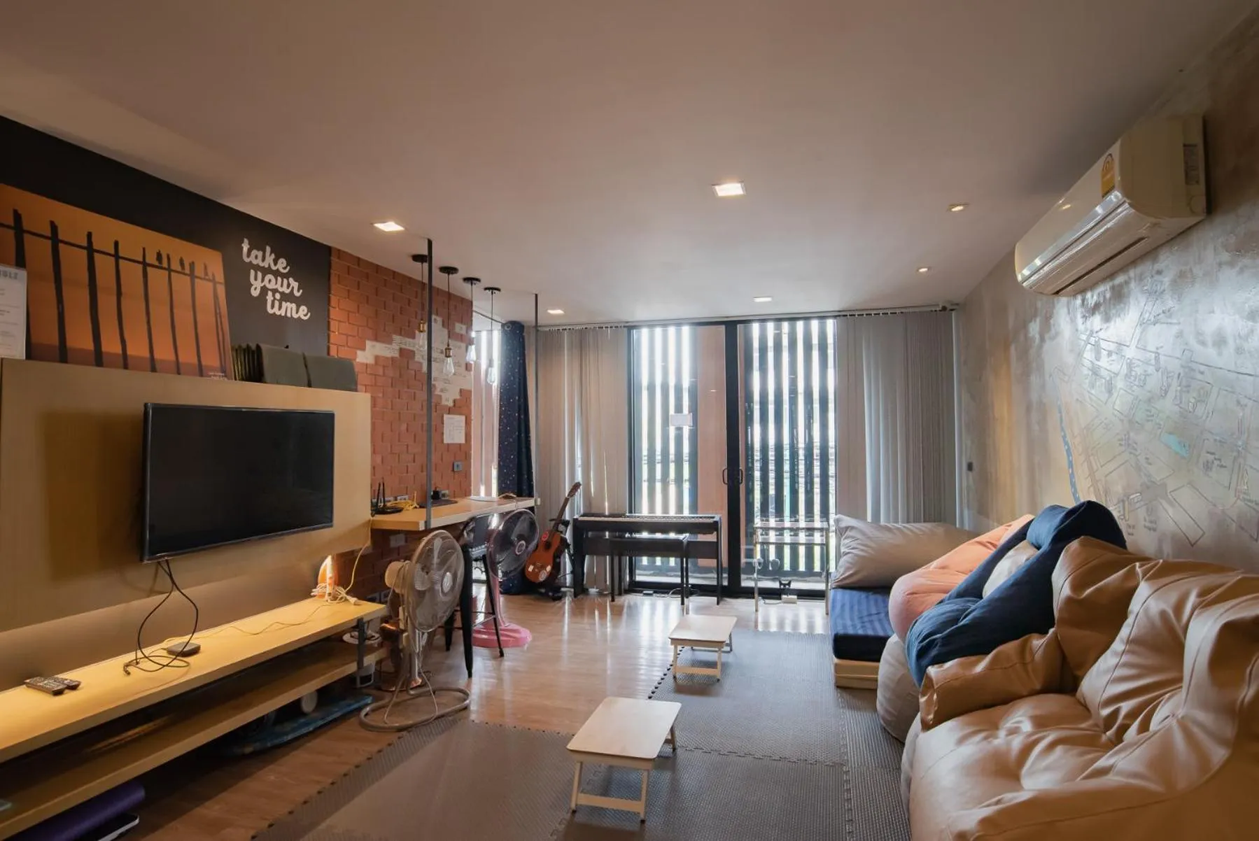 Communal lounge/ TV room in Cazz Hostel
