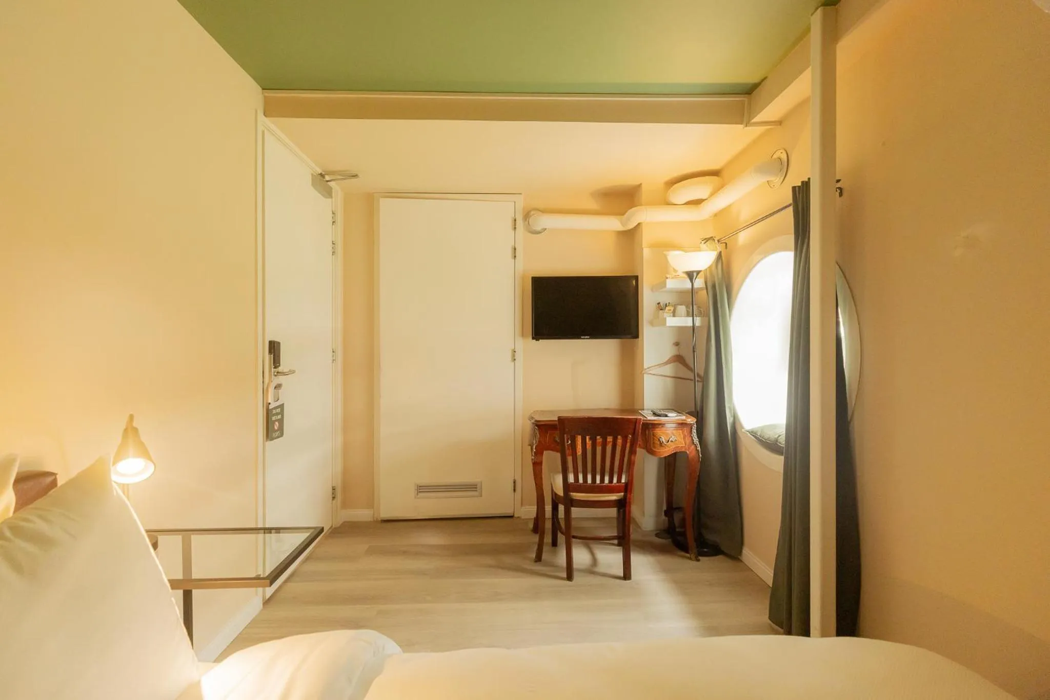 TV and multimedia, Bed in FLOATS by H2OTEL Rotterdam