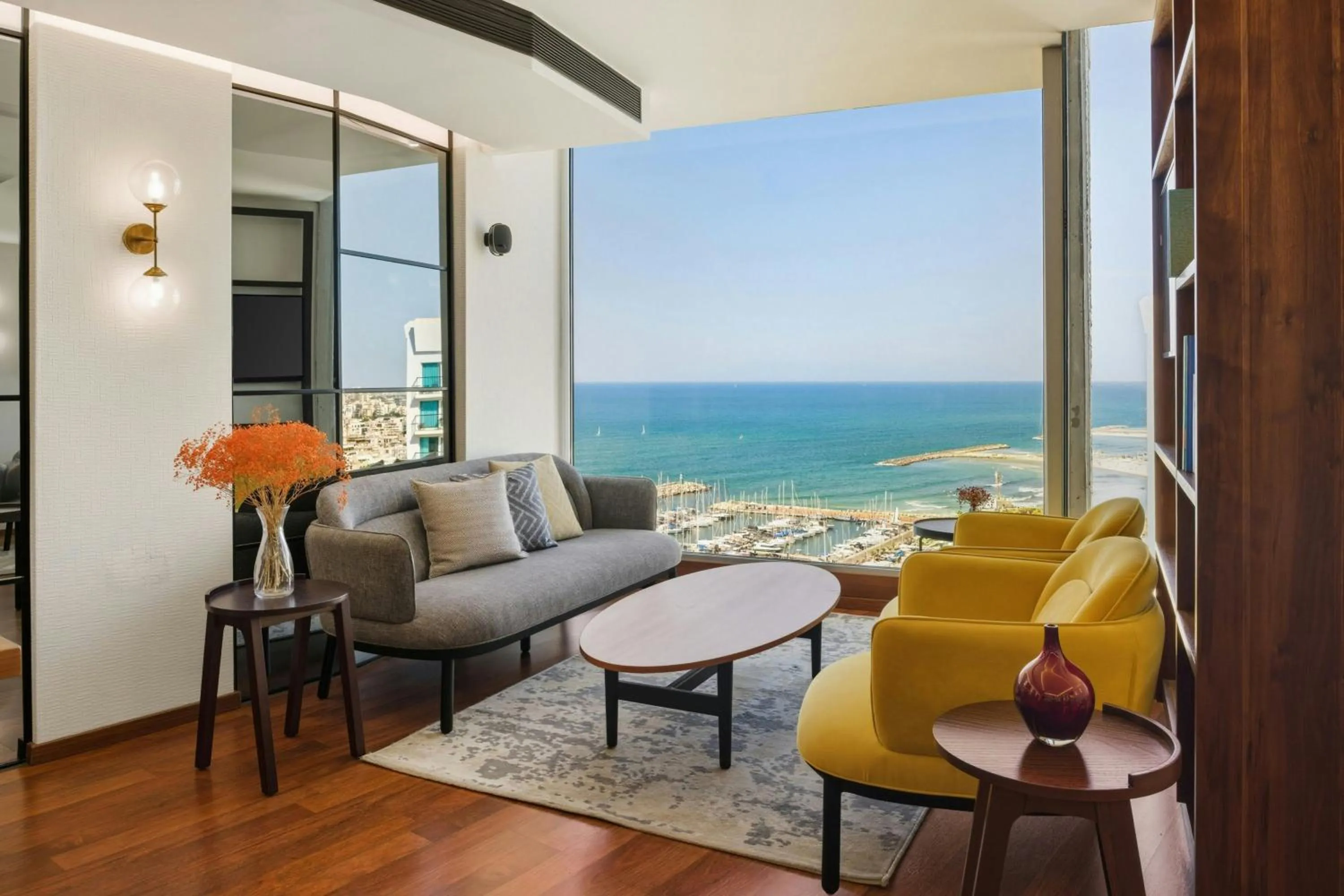 Lounge or bar in Renaissance Tel Aviv Hotel